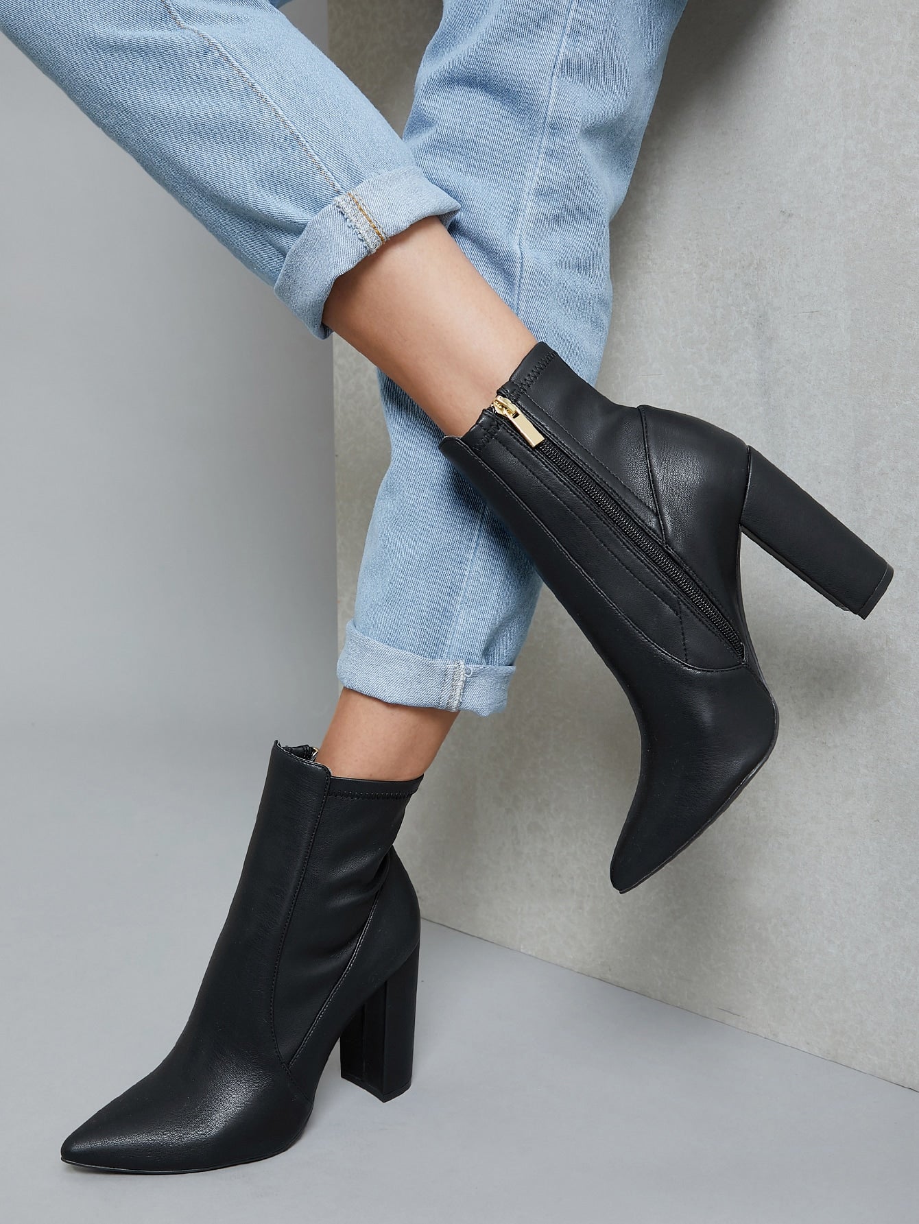 Minimalistic Form Fitted Zip Up Chunky Booties