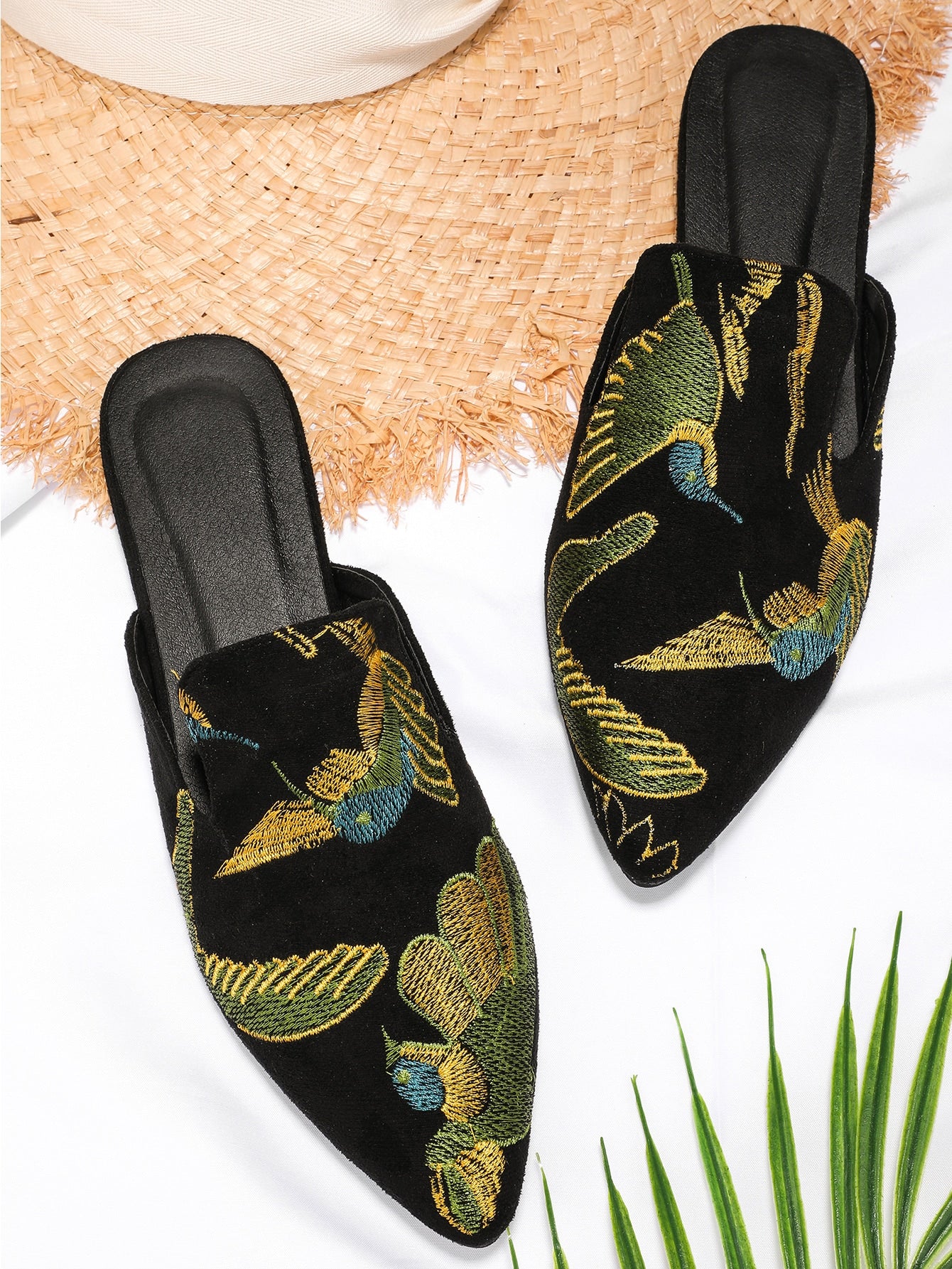 Fashionable 3D Phoenix Embroidered Pointed Toe Women Flat Shoes