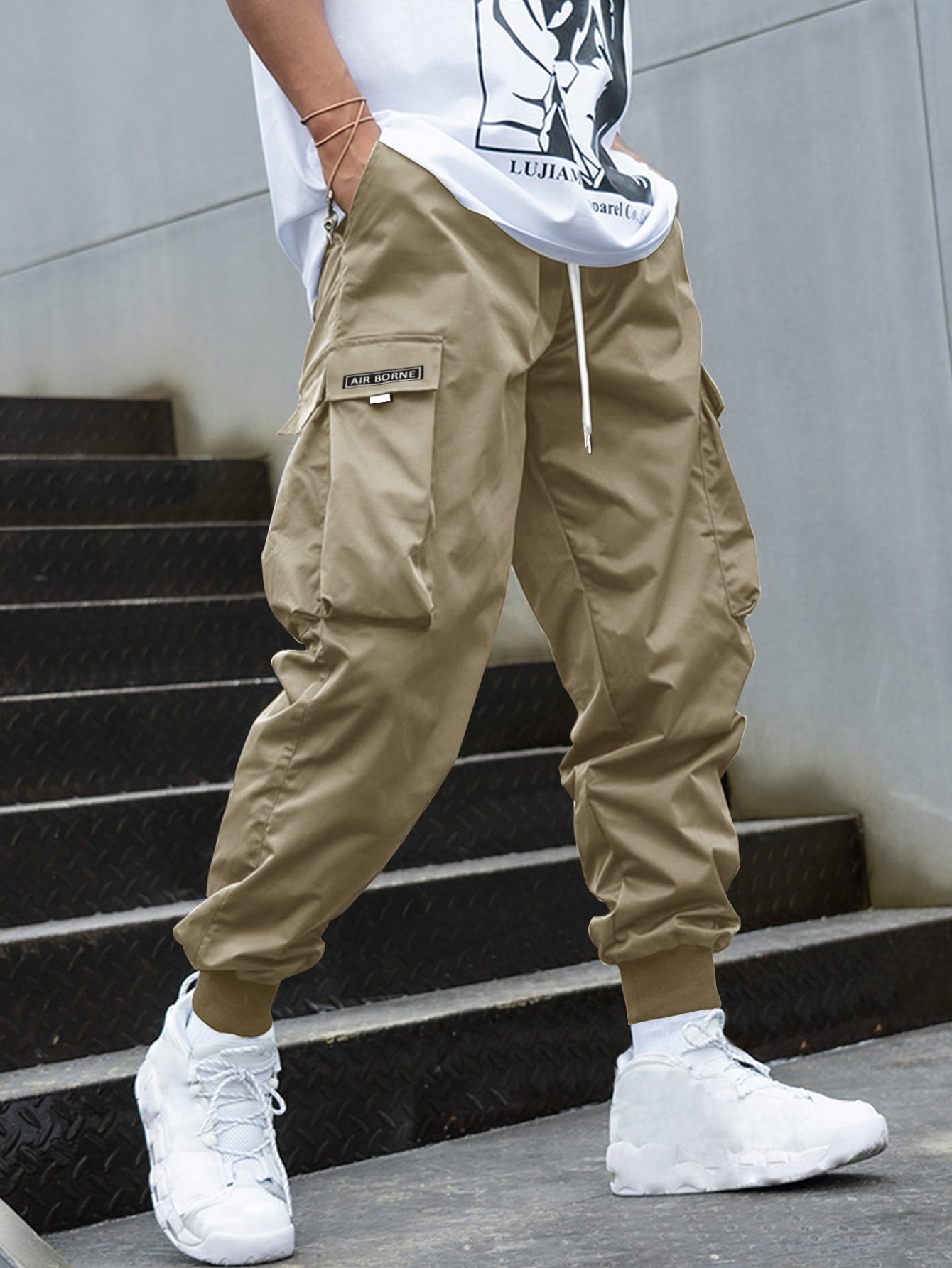 Men Letter Graphic Flap Pocket Drawstring Waist Cargo Pants