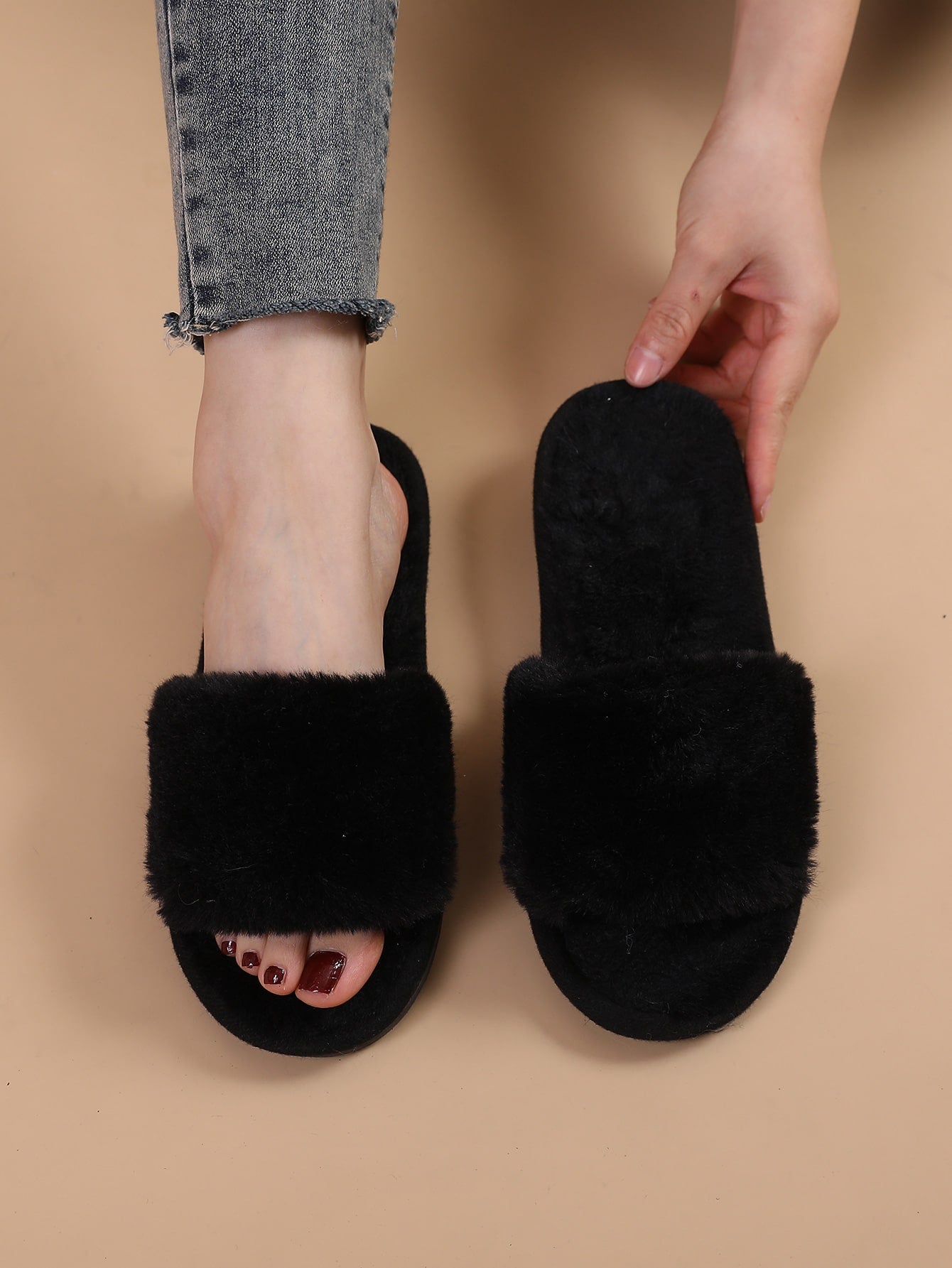 Black Minimalist Fuzzy Bedroom Slippers