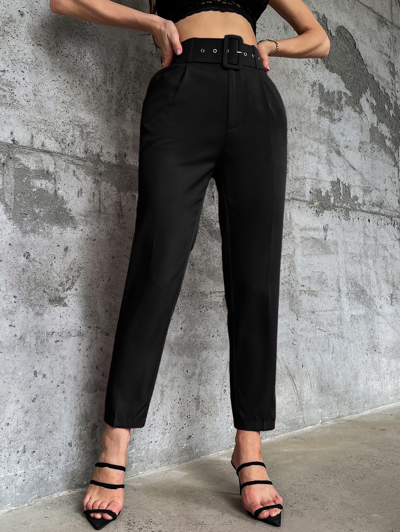 Modichic Solid Belted Tapered Pants