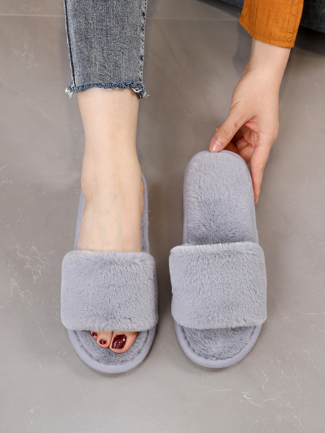 Black Minimalist Fuzzy Bedroom Slippers