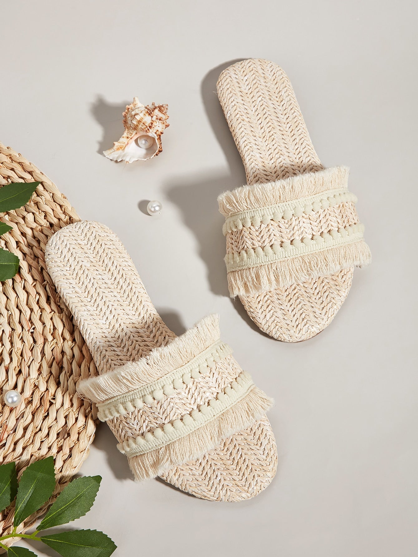 Pink Straw Woven Flat Sandals With Pom Pom Tassel Decoration, Suitable For Bohemian,  And Vacation Styles, Random Quantity And Length Of Pom Pom Tassels, Random Weave Patterns Of Straw Material For Women