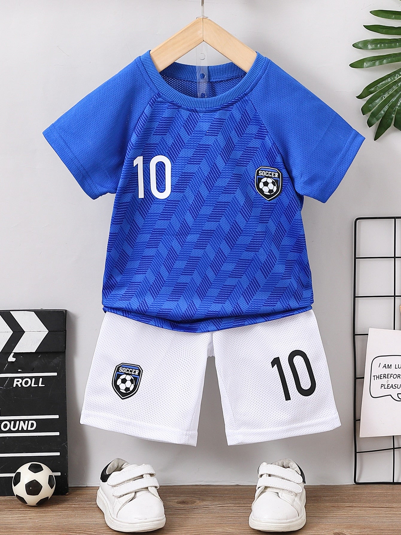 男の子用サッカー＆レターグラフィックTシャツとショーツ