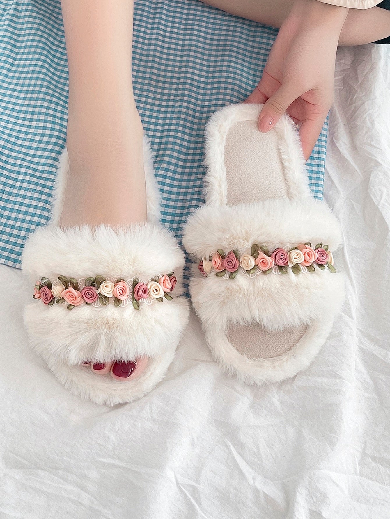 Women White Flower Decor Fluffy Slippers, Fashionable Round Toe Home Slippers