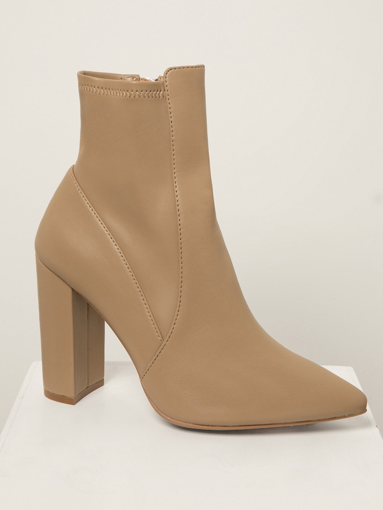 Minimalistic Form Fitted Zip Up Chunky Booties