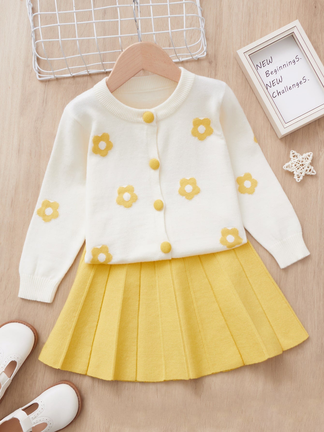 Young Girl Floral Pattern Cardigan & Pleated Knit Skirt