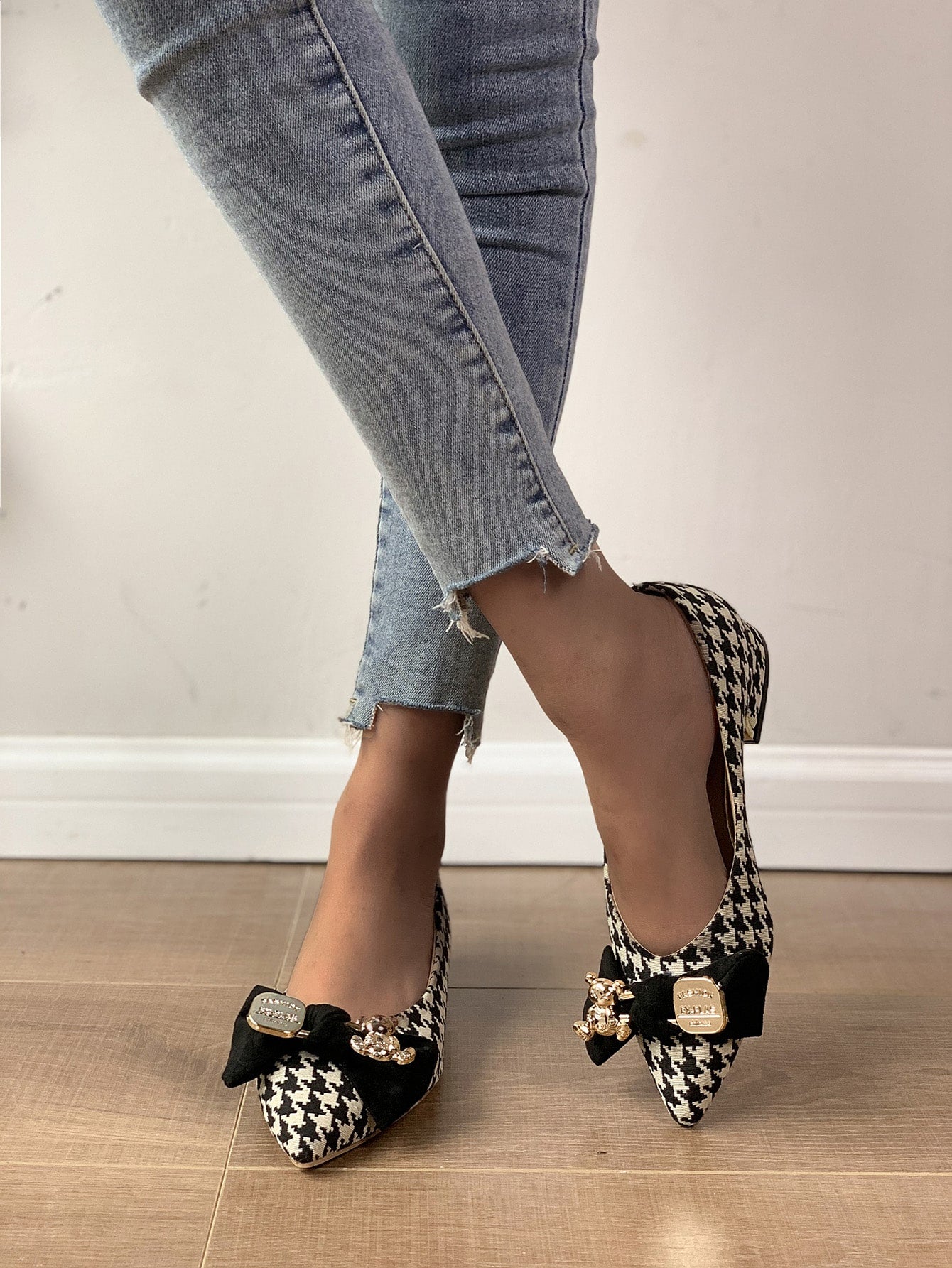 Houndstooth Pattern Metal & Bow Decor Point Toe Flats