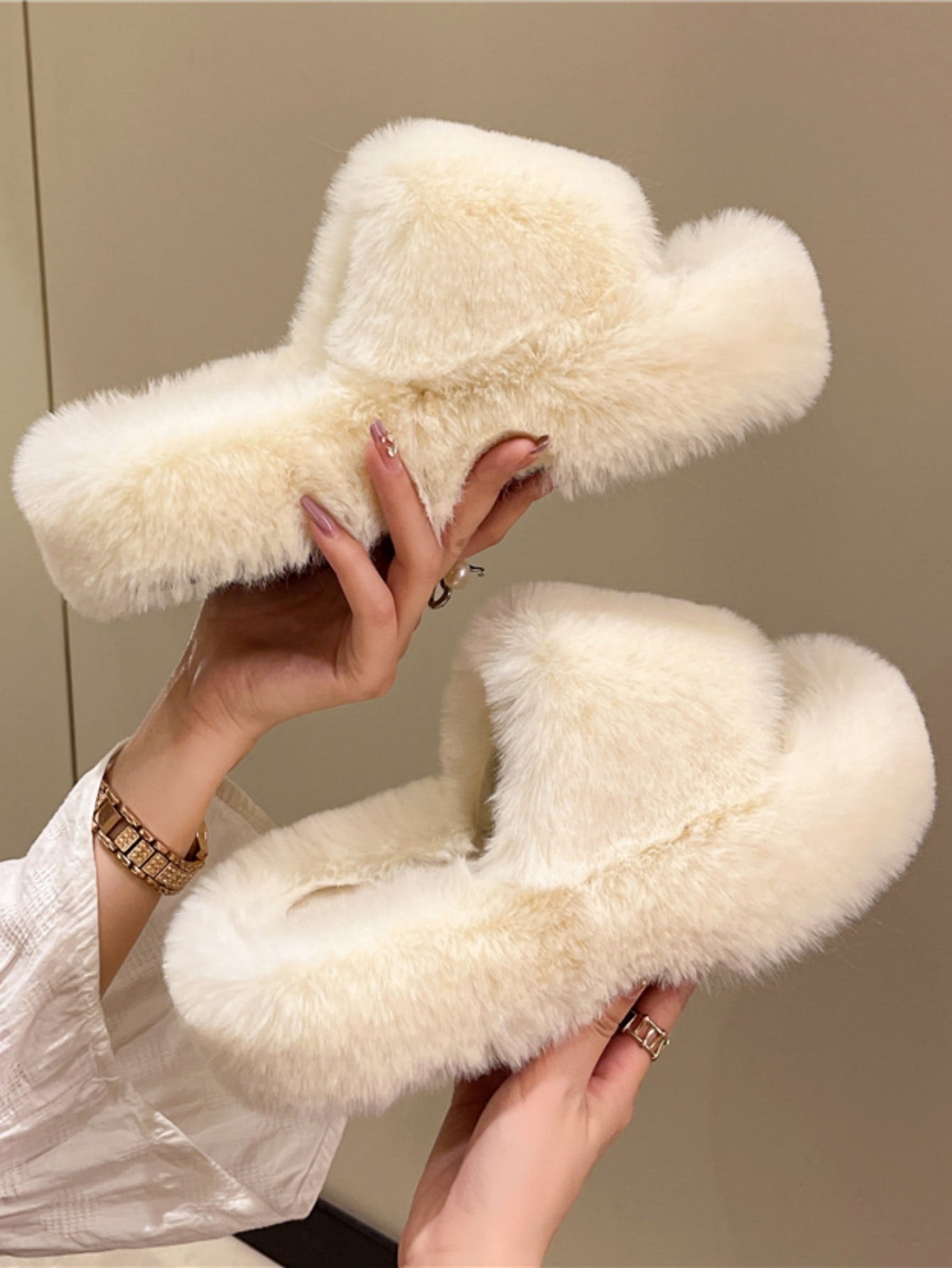 Minimalist Fluffy Bedroom Slippers