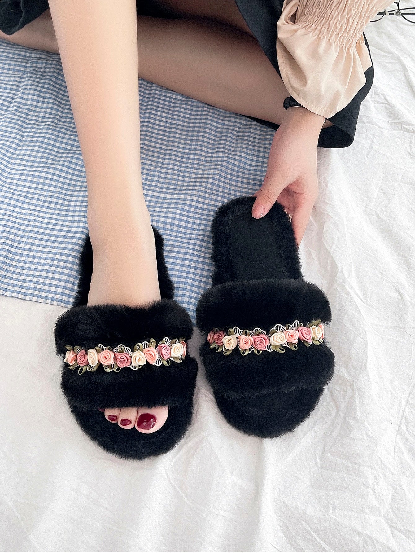 Women White Flower Decor Fluffy Slippers, Fashionable Round Toe Home Slippers