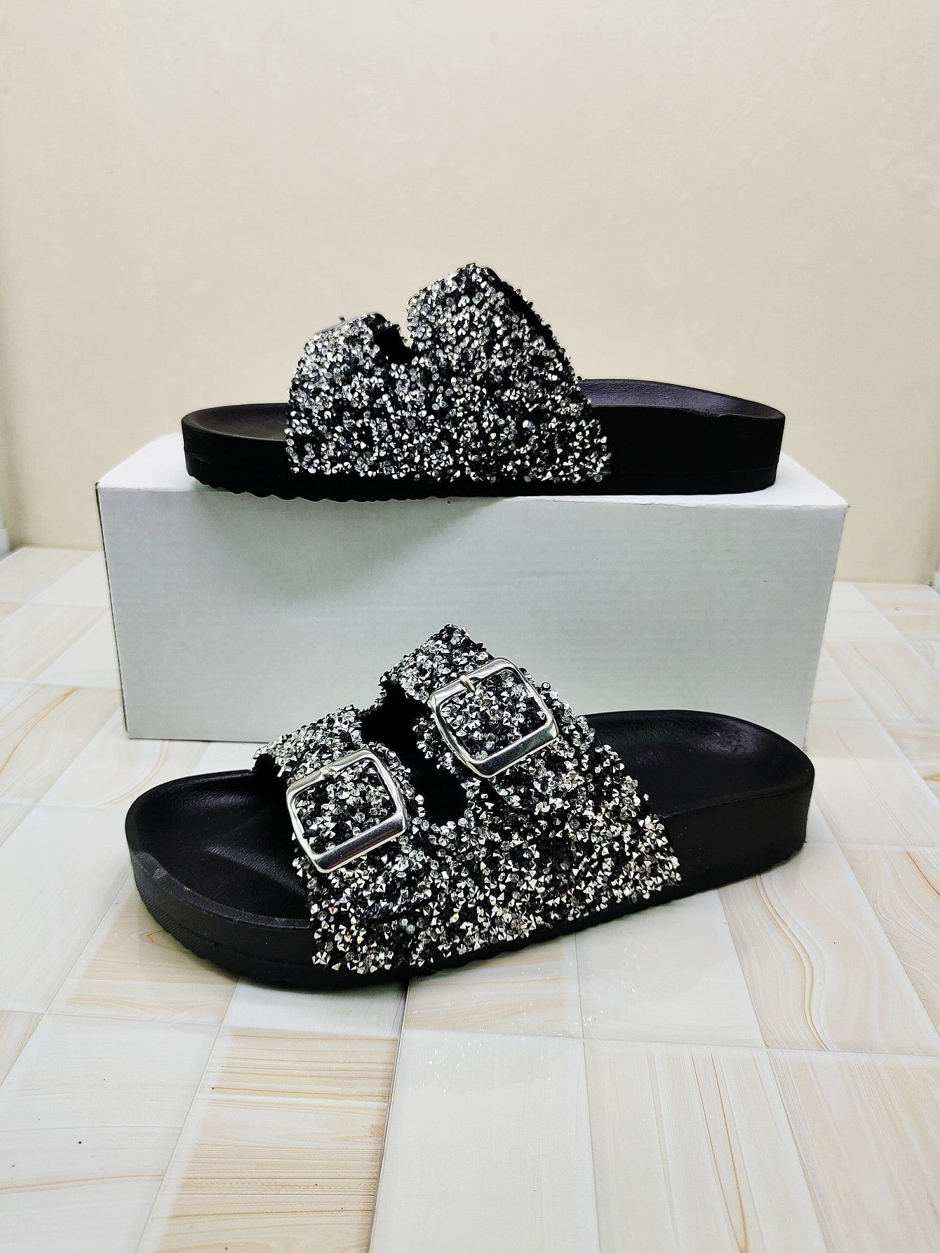 2024 New Black Casual Home & Holiday Women Thick Sole Diamond Slide Slippers Fashionable Platform Lady Flip Flops