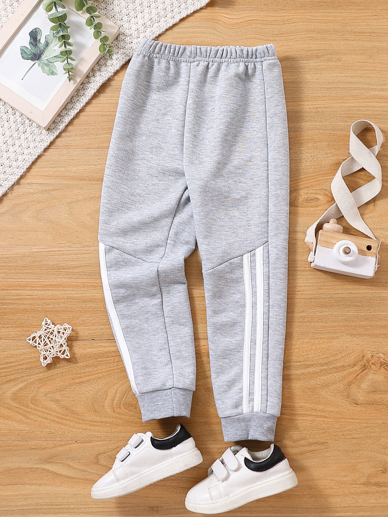 Boys' Casual Sports Sweatpants With Contrasting Side Colors And White Webbing. The Contrasting Side Colors Add A Sense Of Dynamism And Fashion To The Pants, Showing A Unique Wearing Style. Simple And Fashionable, Suitable For Daily Leisure And Sports Wear