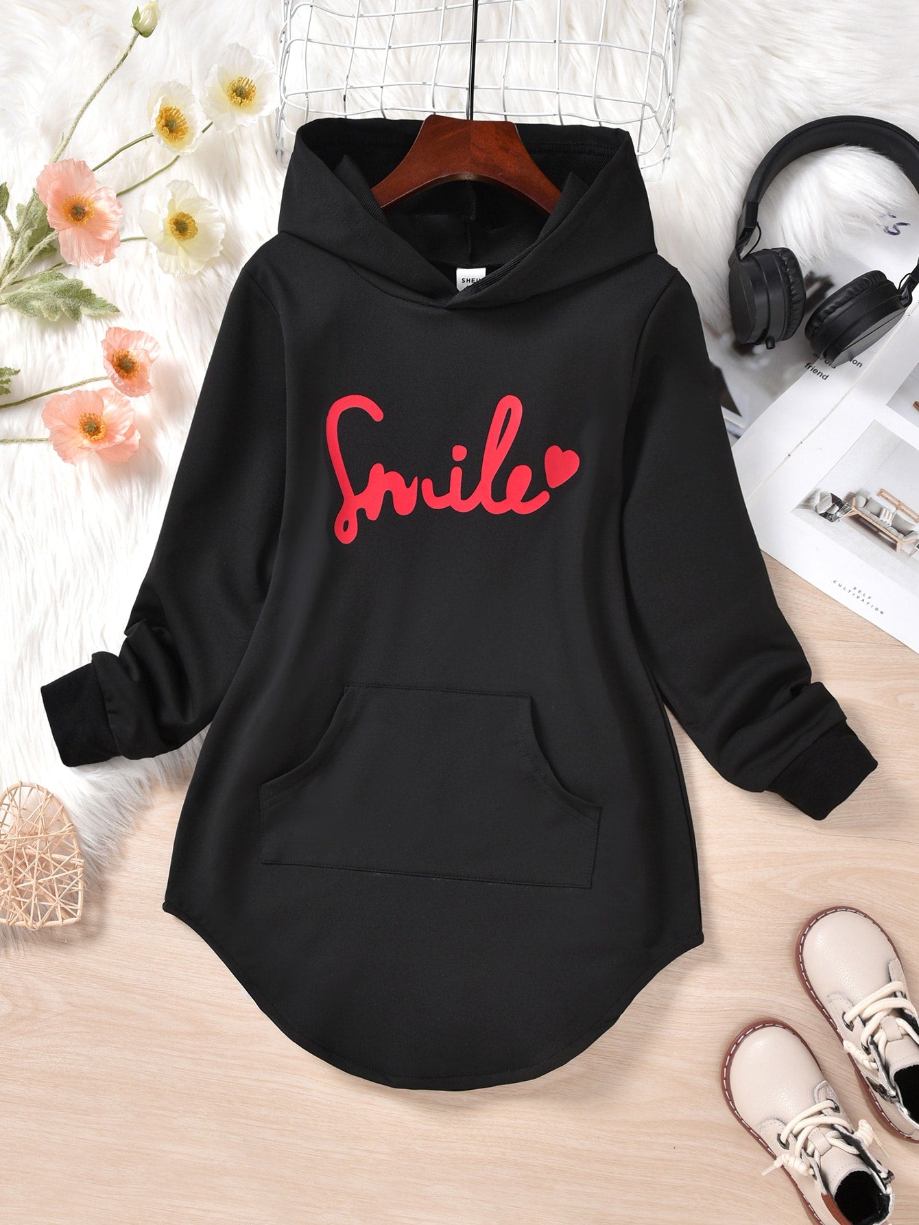 Tween Girl Letter Graphic Kangaroo Pocket Hoodie