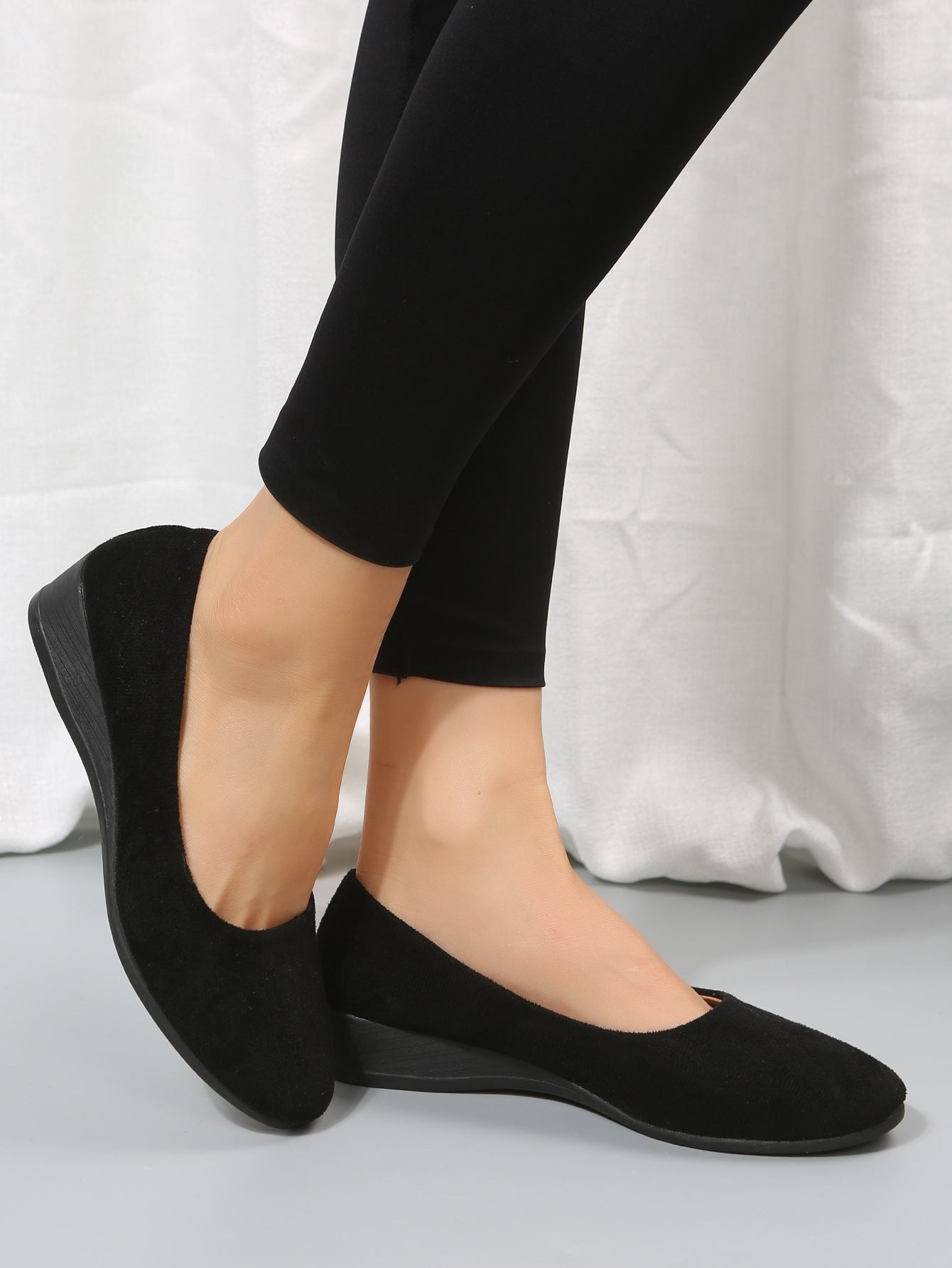 Women's Fashionable Solid Color Easy Slip-on Black Flat Shoes Made Of Comfortable Fabric