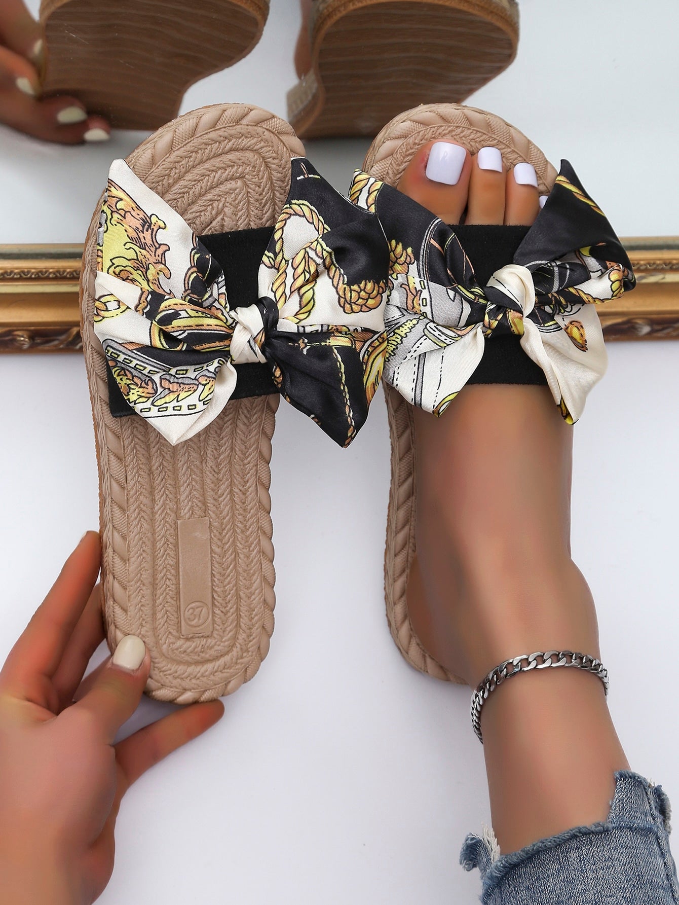 Fresh And Elegant Series Simple Style Silk Bow Slippers With Random Printed Green Elements. These Women's Casual Slip-Resistant Slides Feature Fashionable Butterfly Bows, Suitable For Outdoor Activities And Perfect For Everyday Wear. Stylish And Comfortab