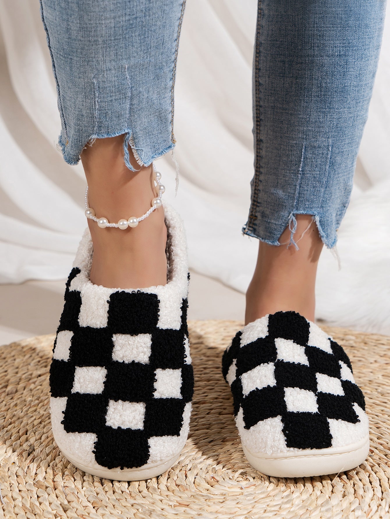 Women's Plaid Pattern Home Shoes, Casual & Comfortable Fluffy Closed Toe Flat Slippers For Indoor Use In Bedroom, Black & White Checkered, Autumn & Winter