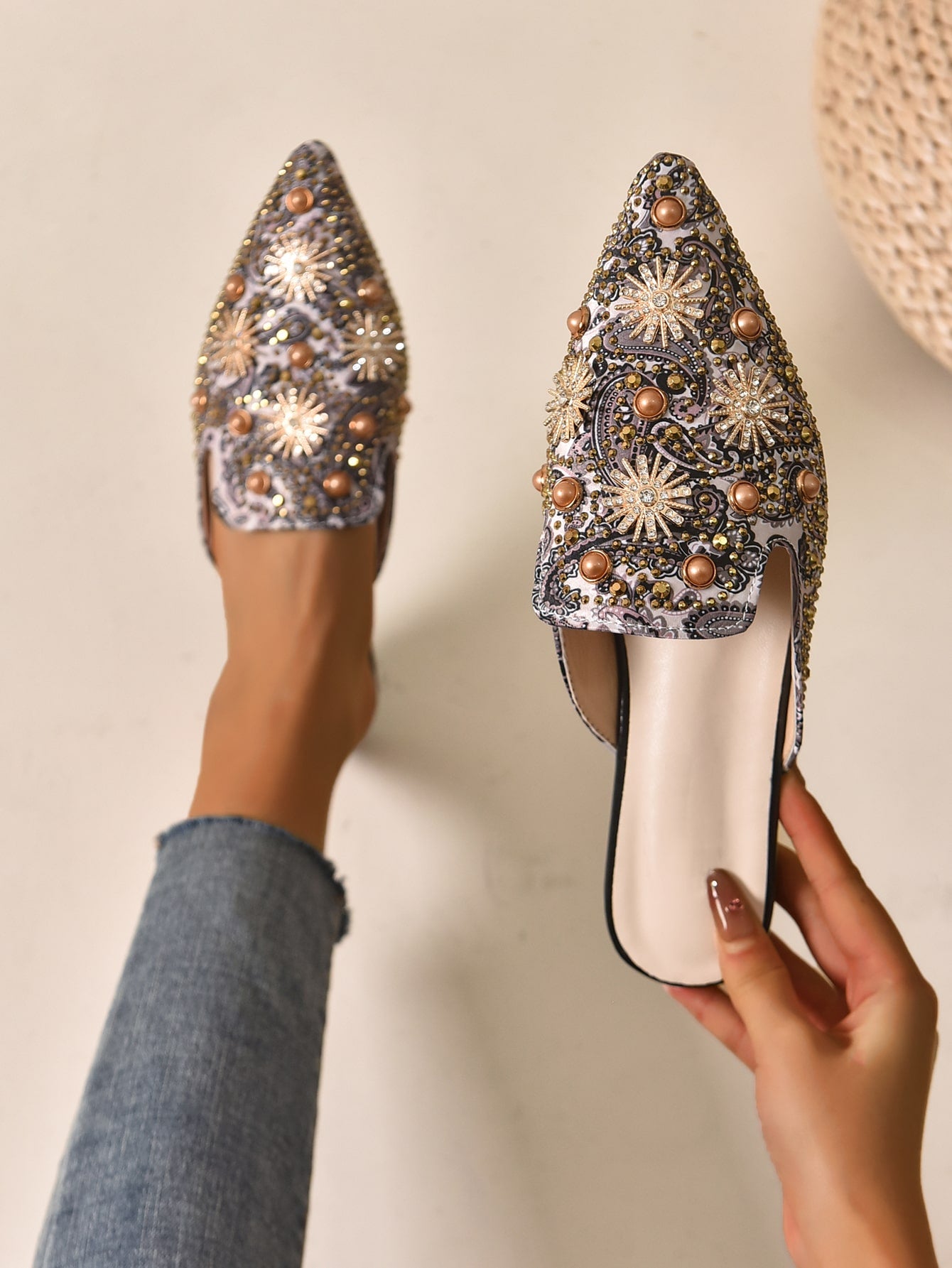 Women's Pointed-Toe Flat Mules For Style, With Shiny Rhinestones/Imitation Diamonds And A Large Rhinestone In The Middle, Me Style, Perfect For Outdoor Parties And Large Sizes