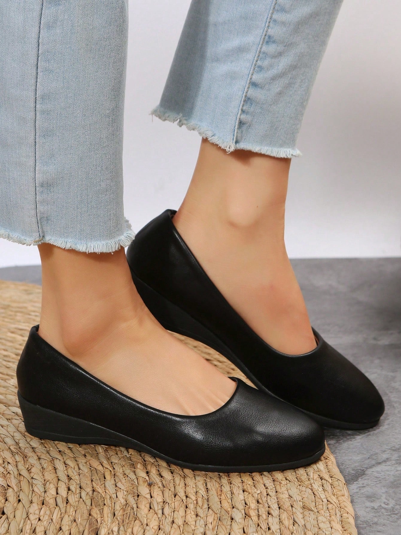 Women's Fashionable Solid Color Easy Slip-on Black Flat Shoes Made Of Comfortable Fabric