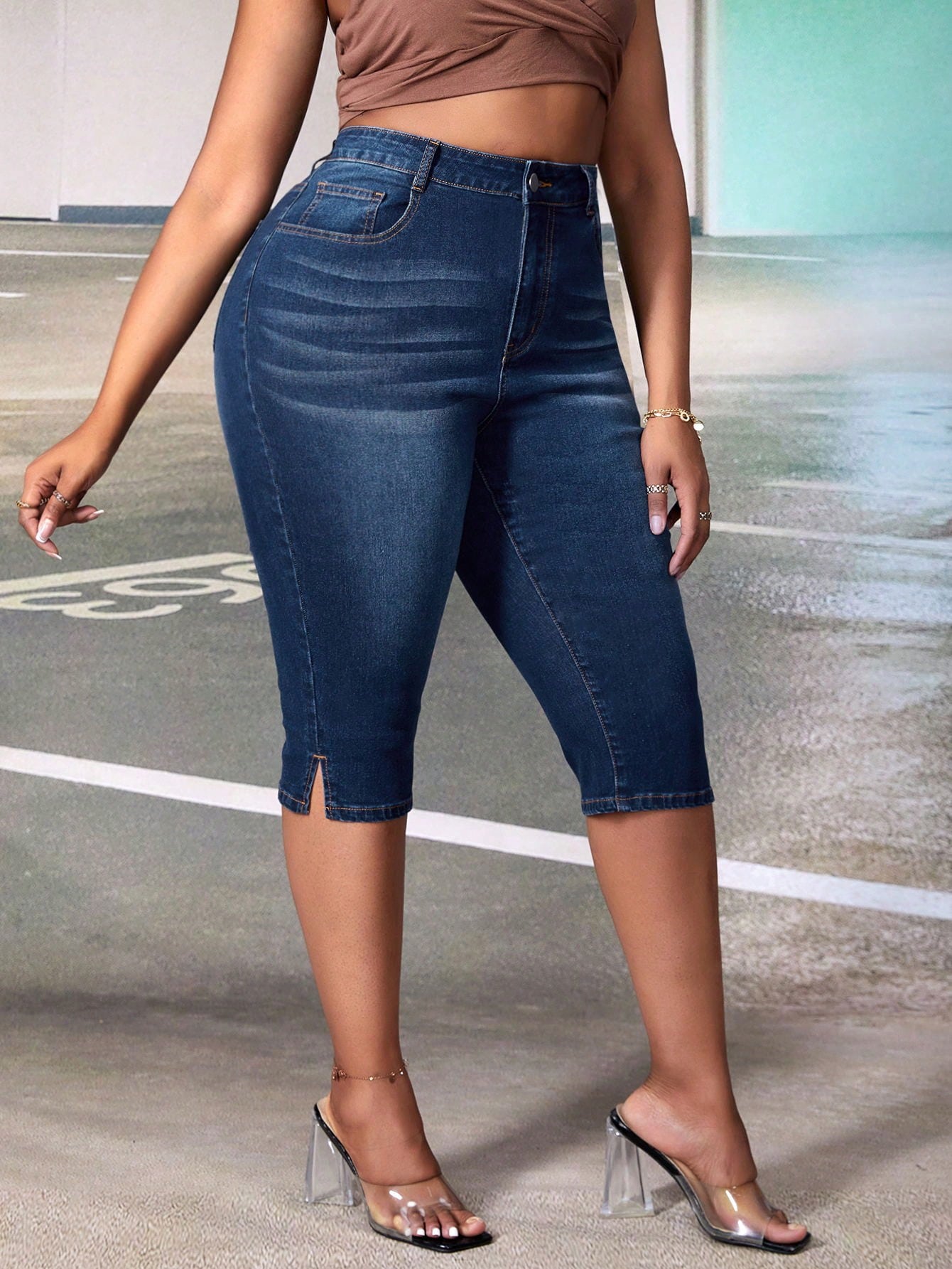 Plus Size Solid Color Buttoned Slit Stretchy Capri Jeans With Pockets