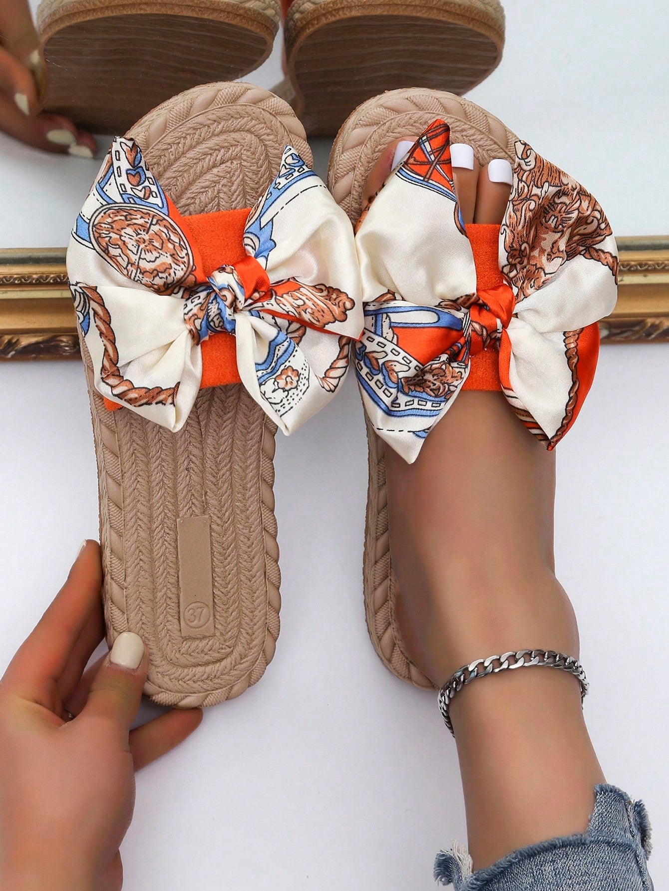 Fresh And Elegant Series Simple Style Silk Bow Slippers With Random Printed Green Elements. These Women's Casual Slip-Resistant Slides Feature Fashionable Butterfly Bows, Suitable For Outdoor Activities And Perfect For Everyday Wear. Stylish And Comfortab