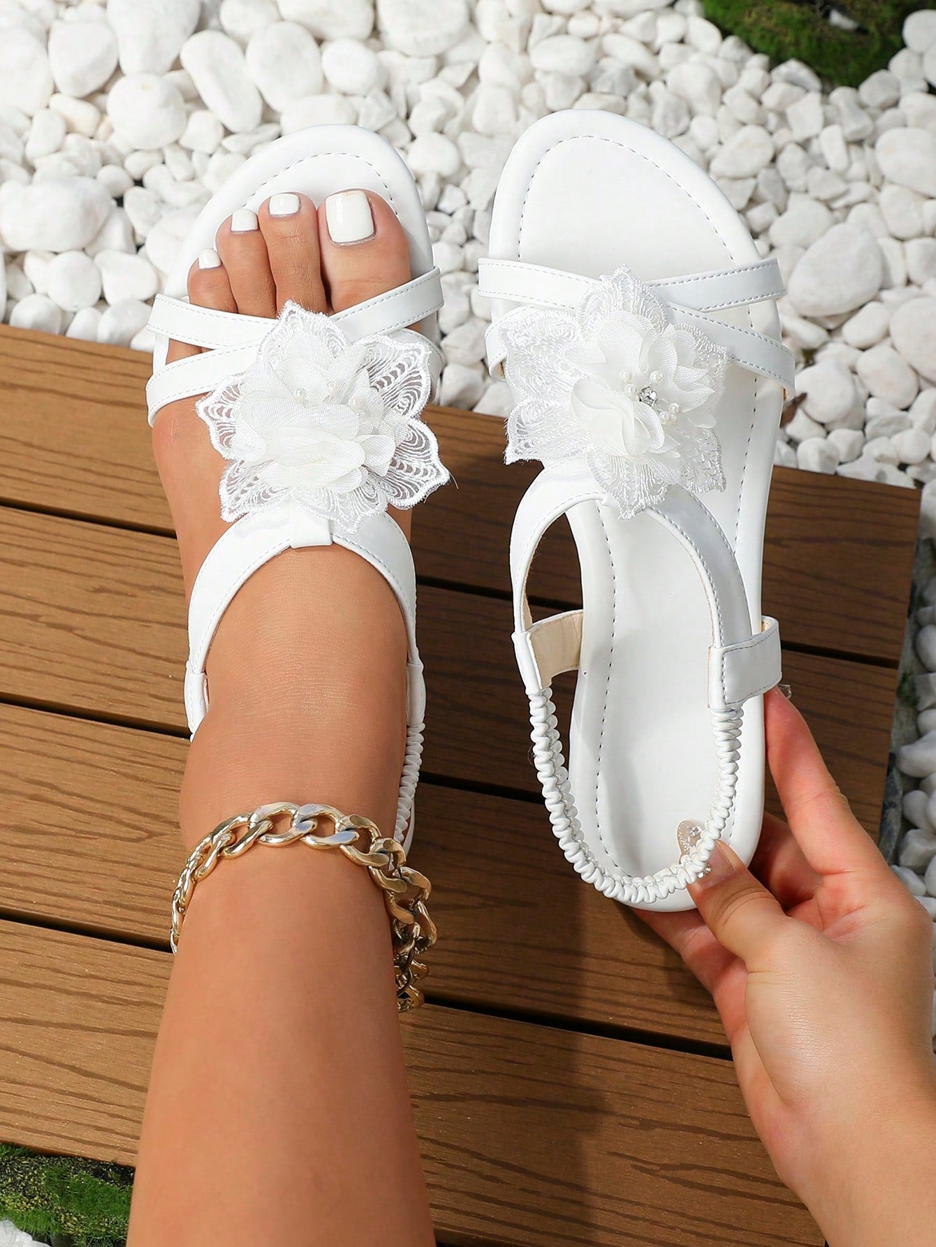 Fashionable Women Flat Sandals With Floral Decorated Toe Strap For Casual & Beach Wear