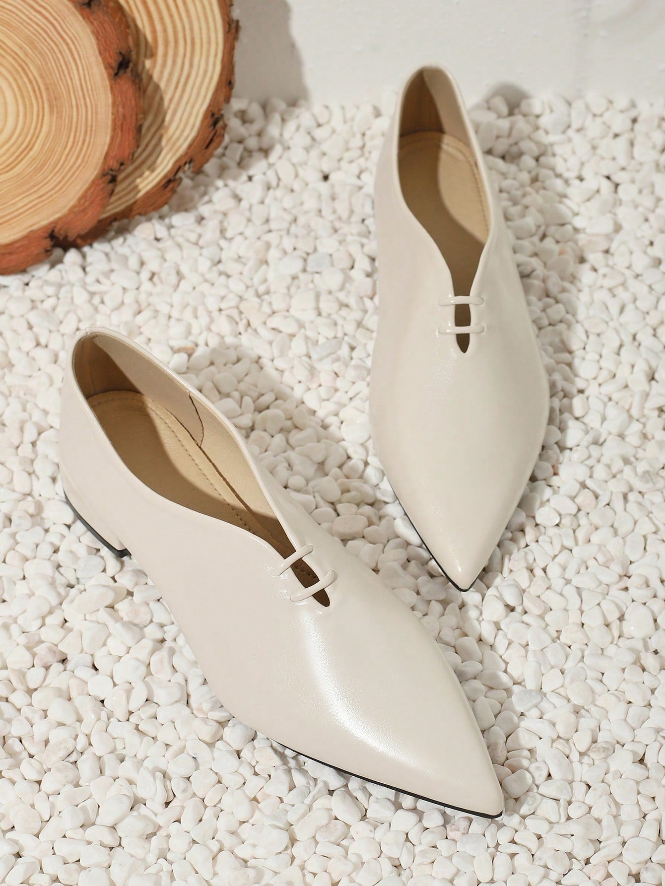 New British Style Women's Pointed Low-Heeled Flat Shoes With Unique Design And Personality, Perfect For Outside Wear