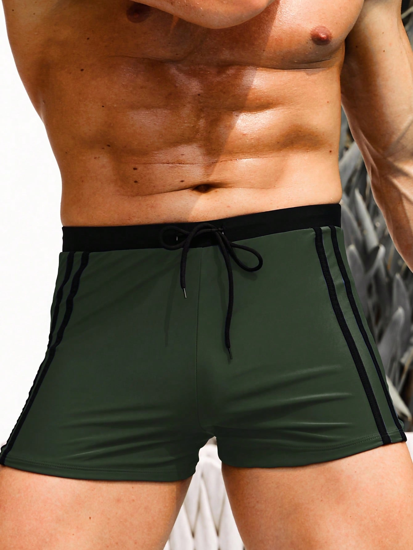 Men Contrast Tape Drawstring Waist Swim Trunks