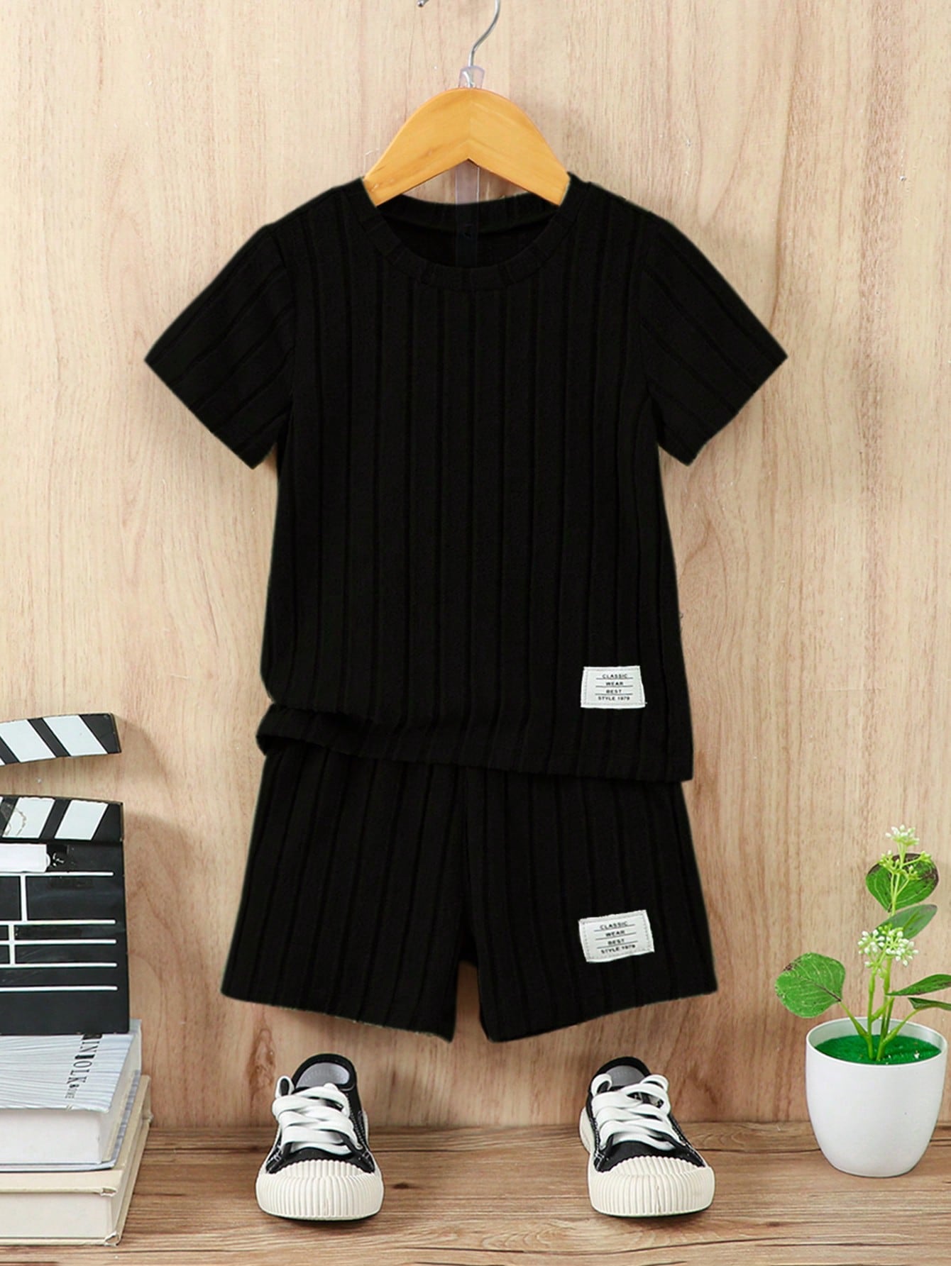 Young Boy Letter Patched Detail Tee & Shorts Set