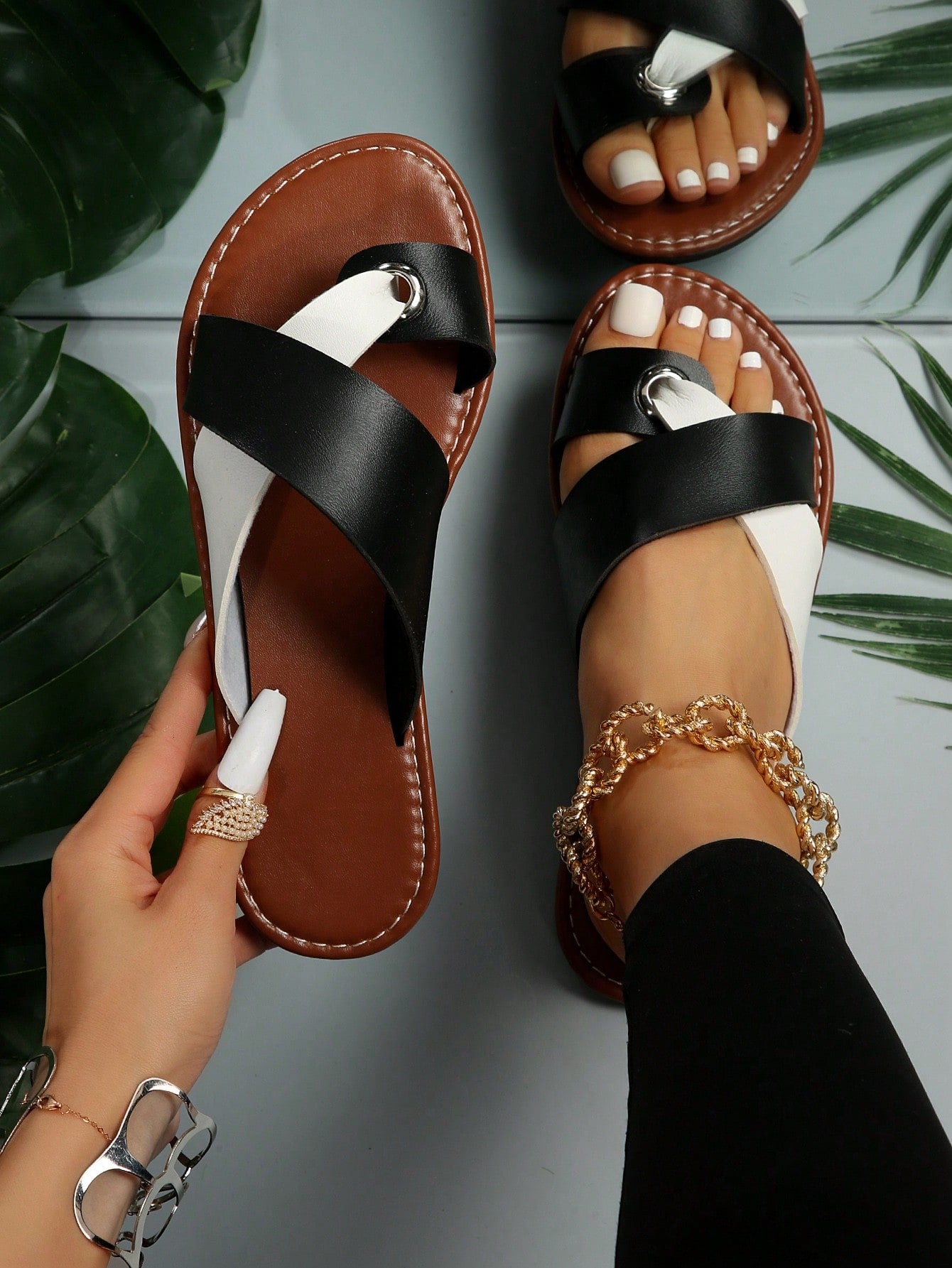 Women Two Tone Toe Post Flat Sandals, Fashionable Thong Sandals For Summer