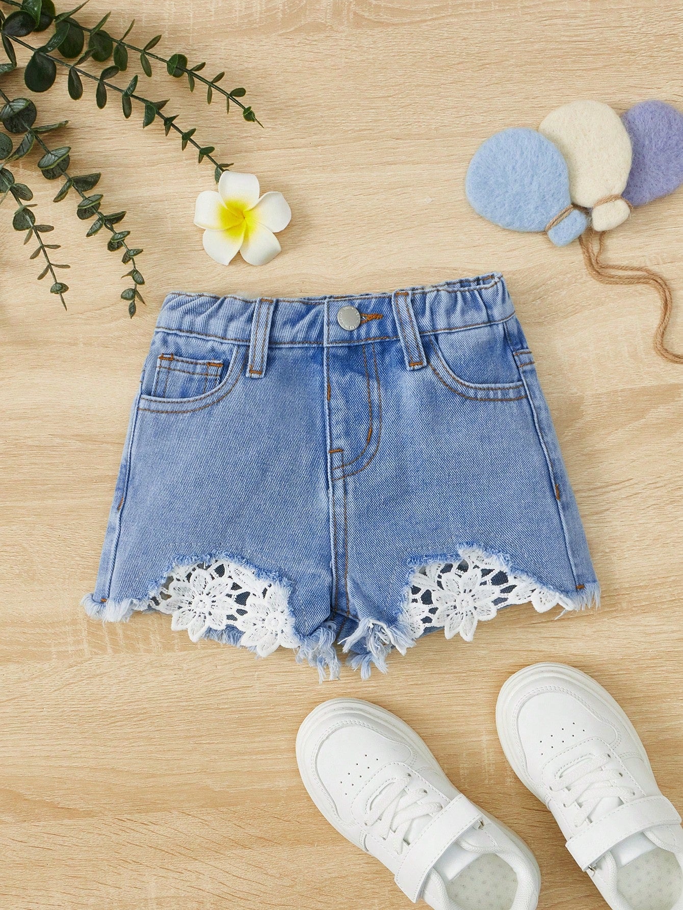 Young Girl Guipure Lace Appliques Raw Hem Denim Shorts