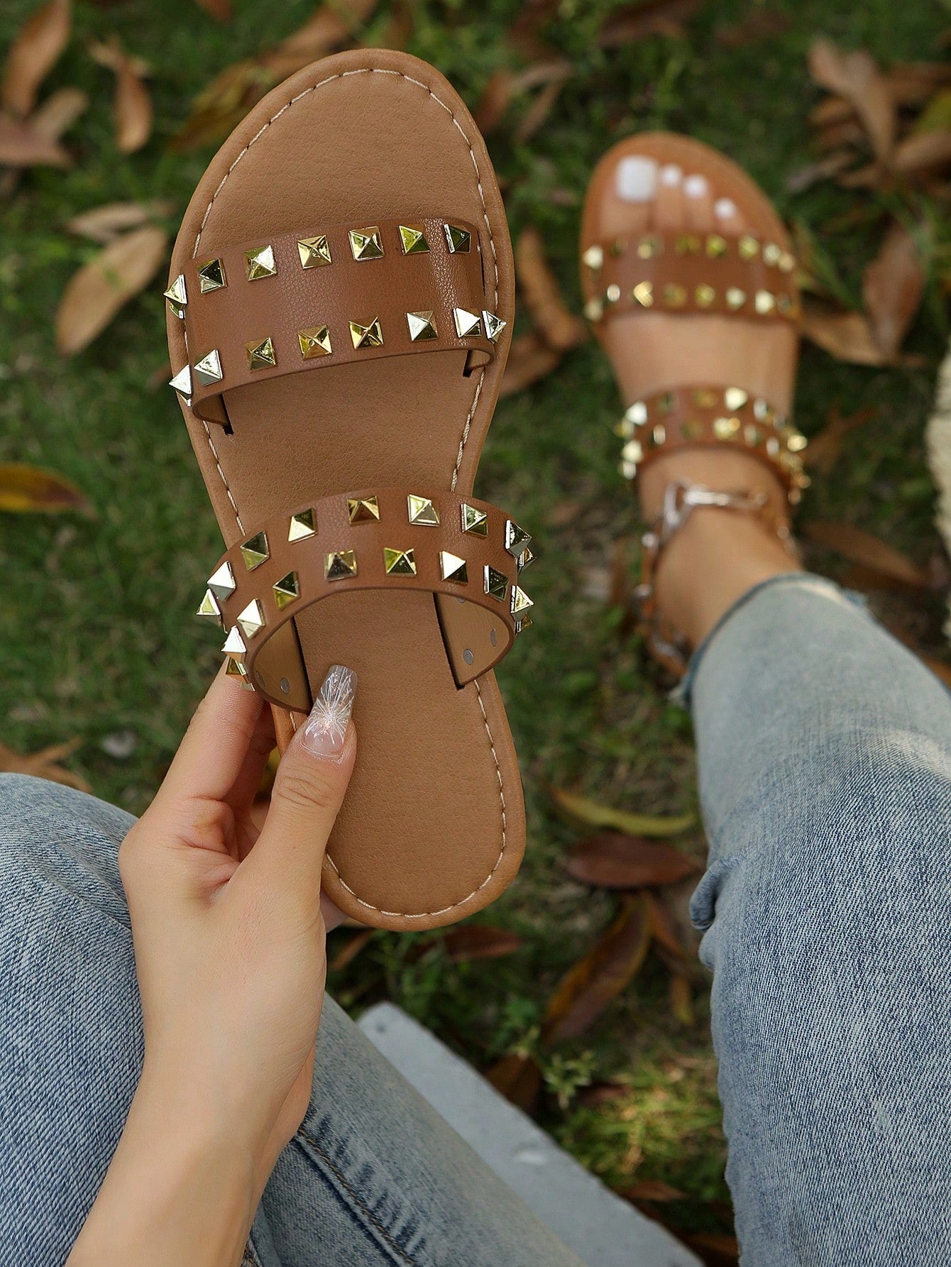 Women's Brown Flat Sandals With Metal Rivet And Rhinestone Decor, Elastic Ankle Strap T-Strap Thong Flat Sandals, Summer Fashion Comfortable Beach Shoes