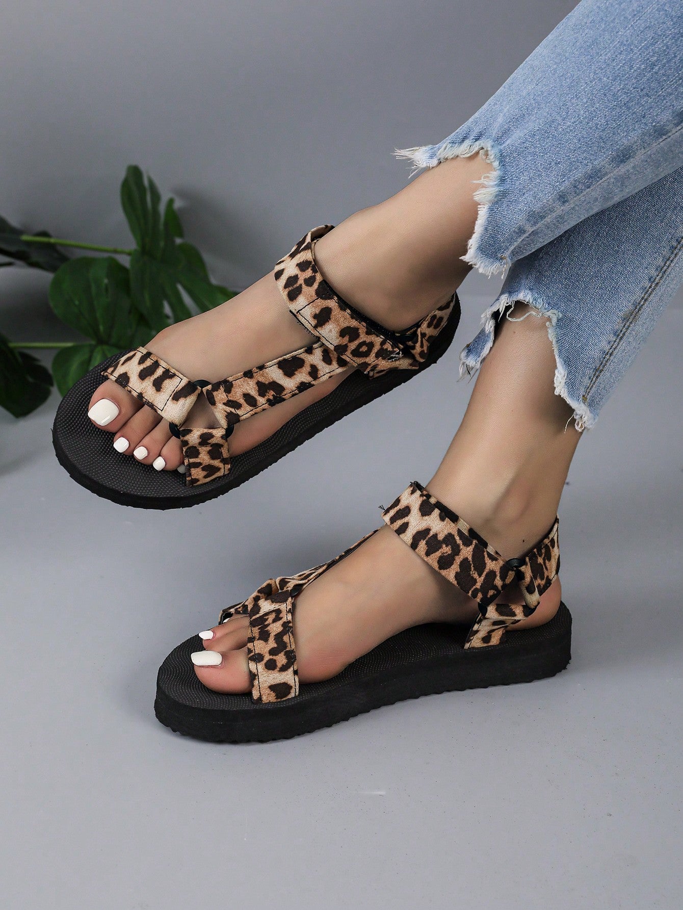 Women's Sandals, Simple And Versatile, Korean Version, 2024 New Beach Shoes, Flat Heel, Trendy And Popular Among Students