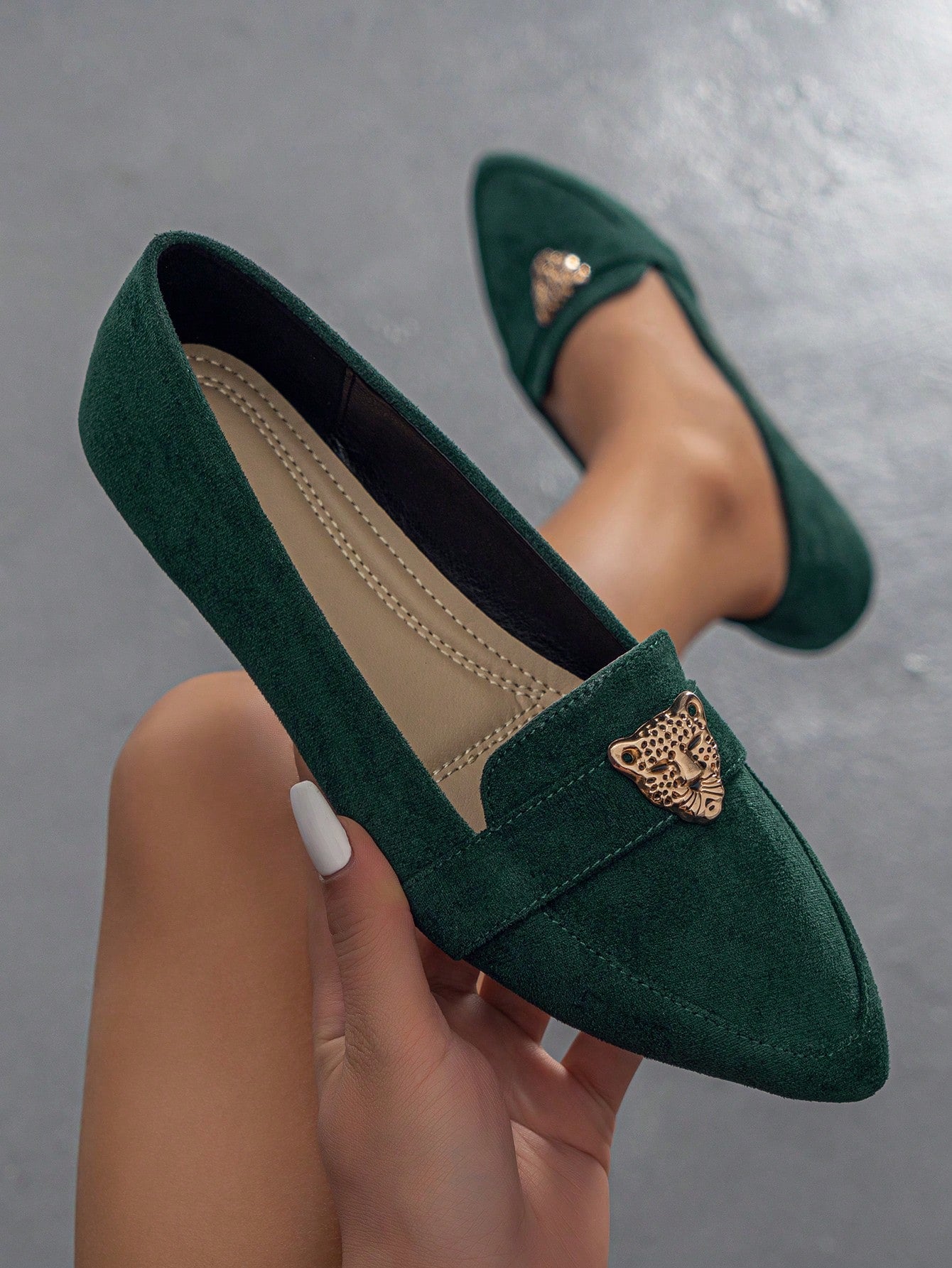 Women Metal Decor Point Toe Faux Suede Flat Loafers, Fashion Flats