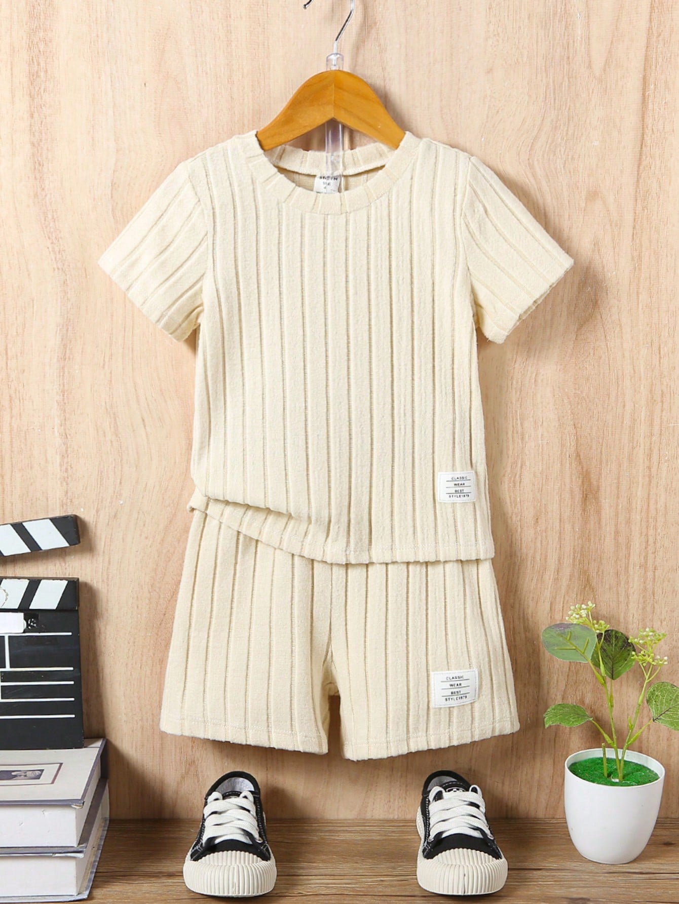 Young Boy Letter Patched Detail Tee & Shorts Set