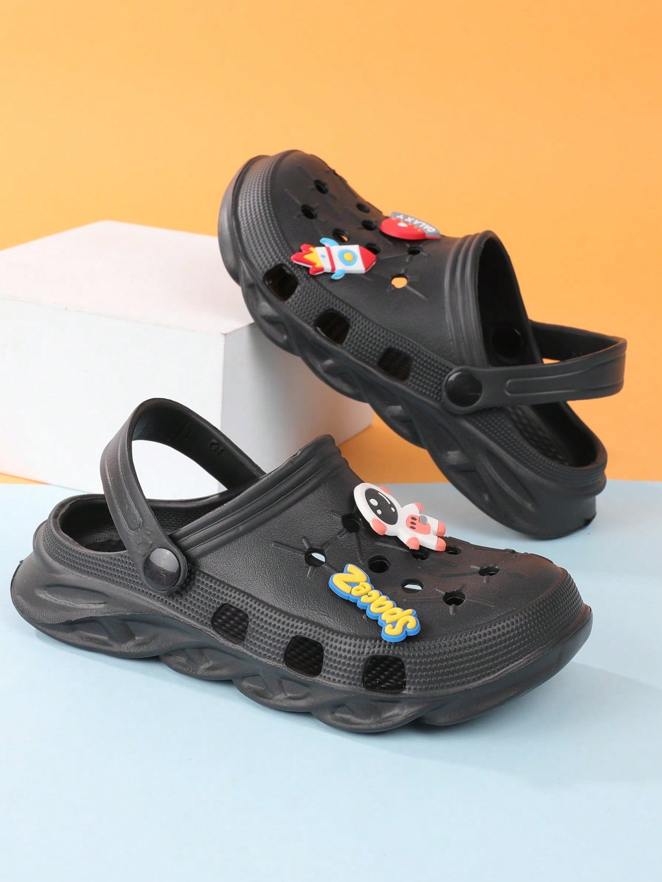 Boys Rocket & Spaceman Decor Hollow Out Anti-slip Cute Vented Clogs For Indoor & Outdoor