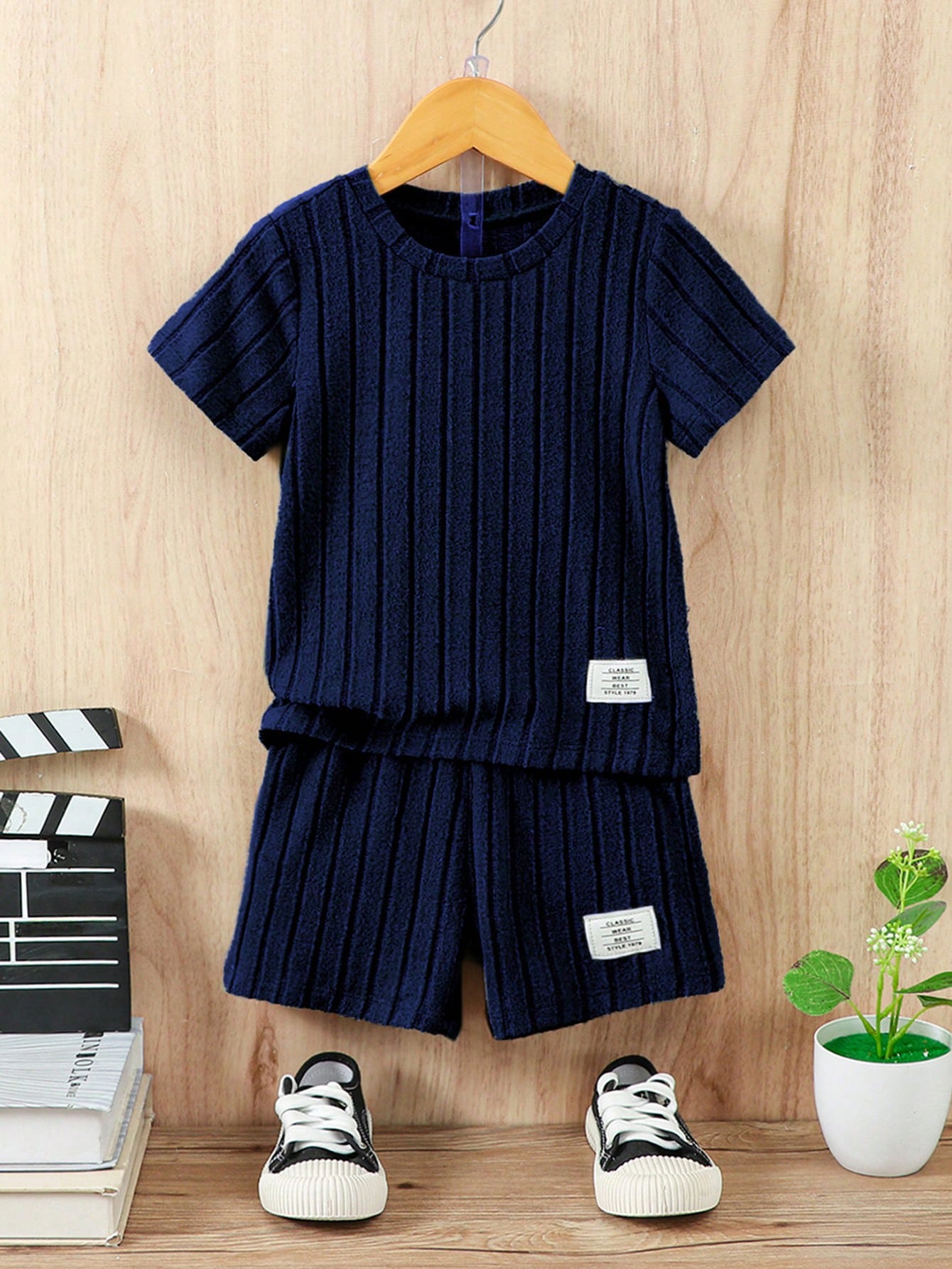 Young Boy Letter Patched Detail Tee & Shorts Set