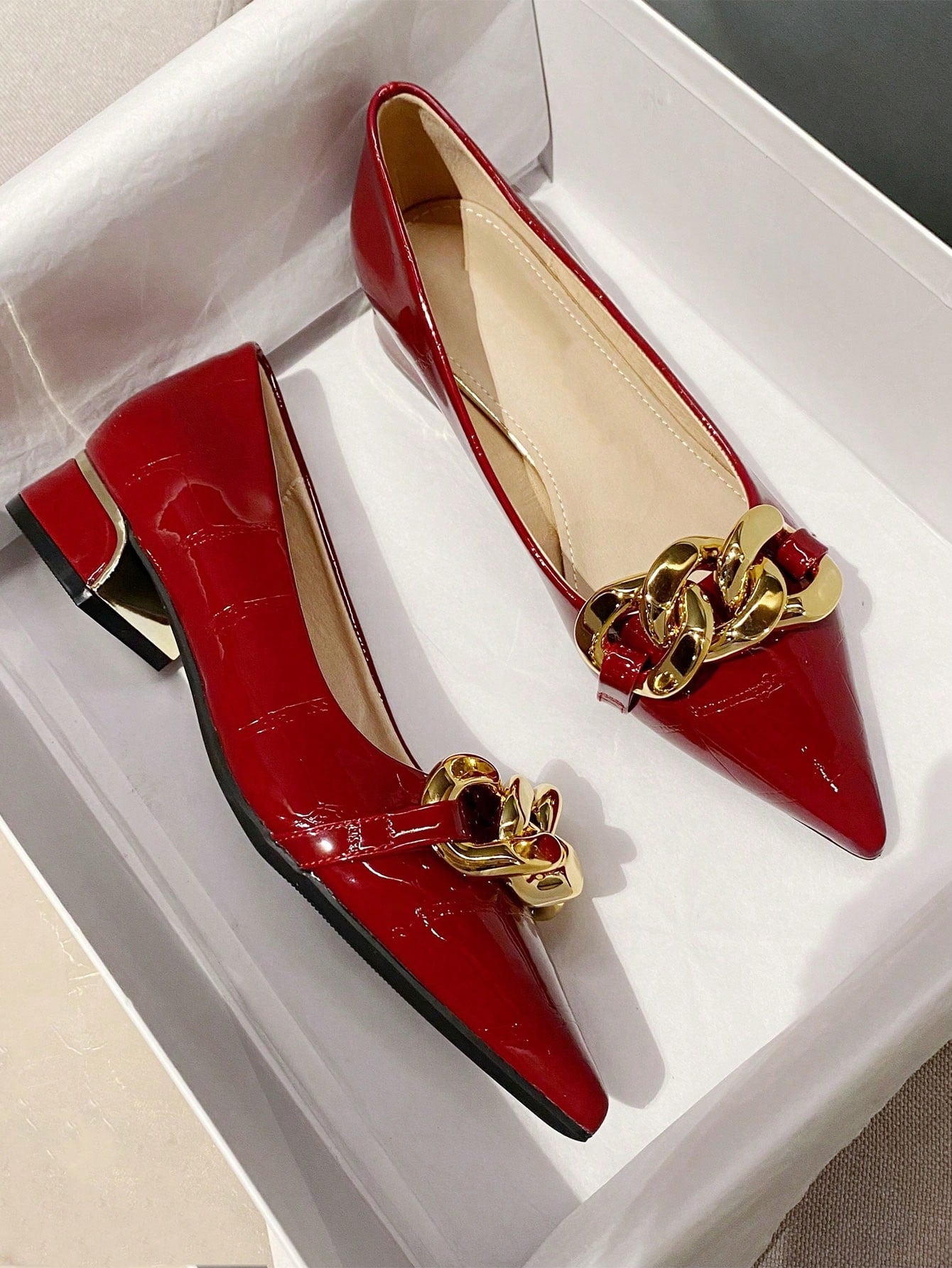 Fashionable Women's Flats With Low-cut Vamp, Pointed Toe, And Mid-height Heels