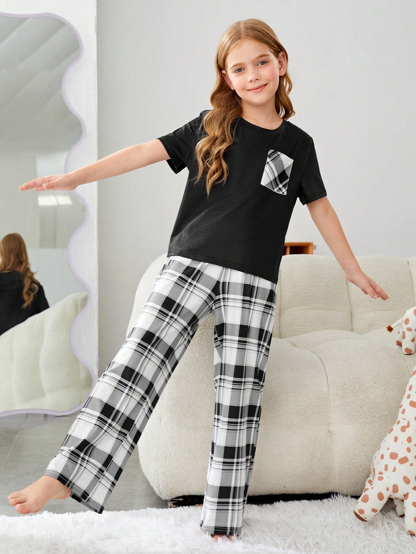 Tween Girl Plaid Print Pocket Patched Tee & Pants PJ Set