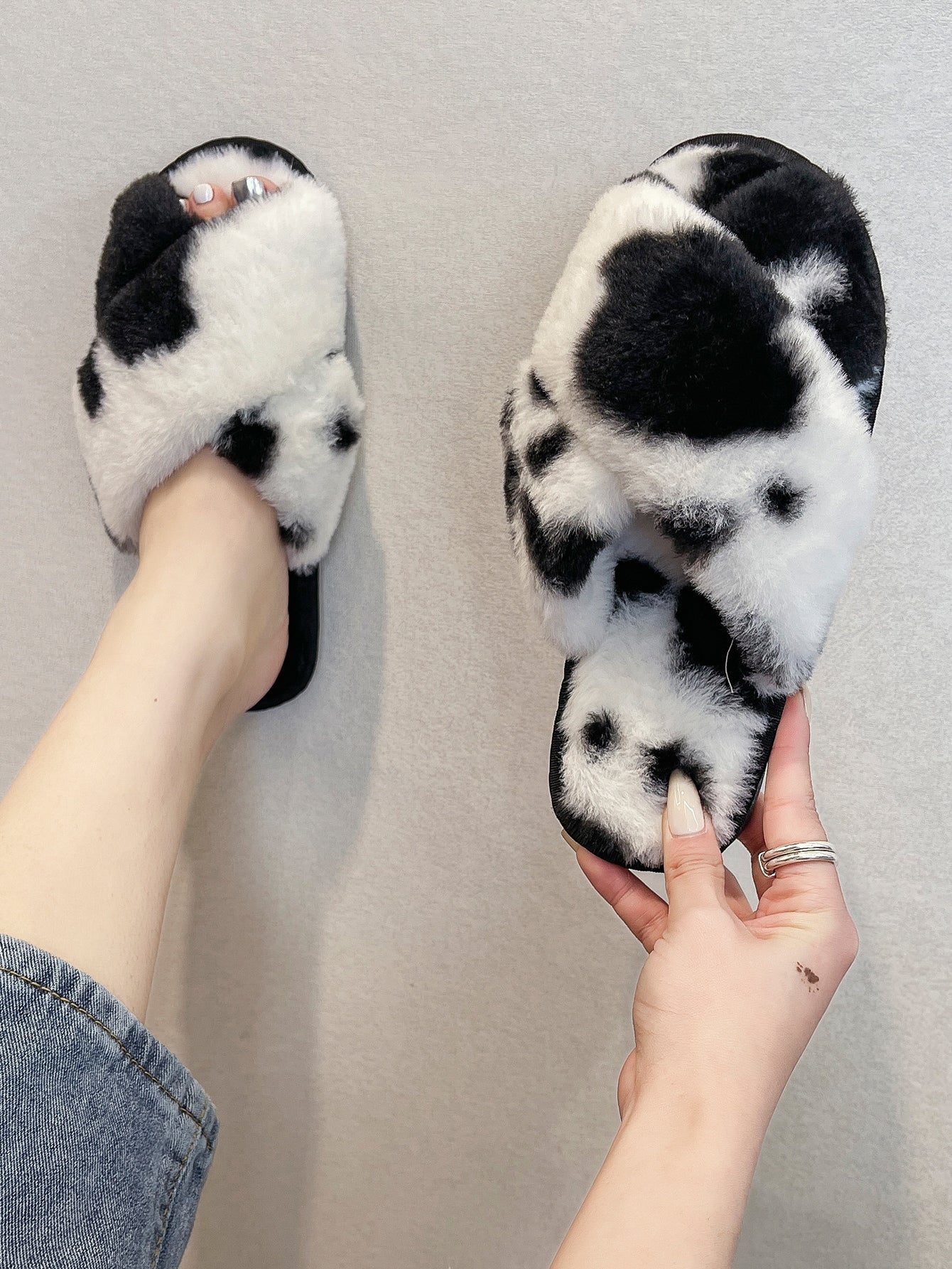 Kanwode Women's fashion slippers are anti-skid, comfortable, breathable and solid color indoor bathroom slippers are warm and winter shoes