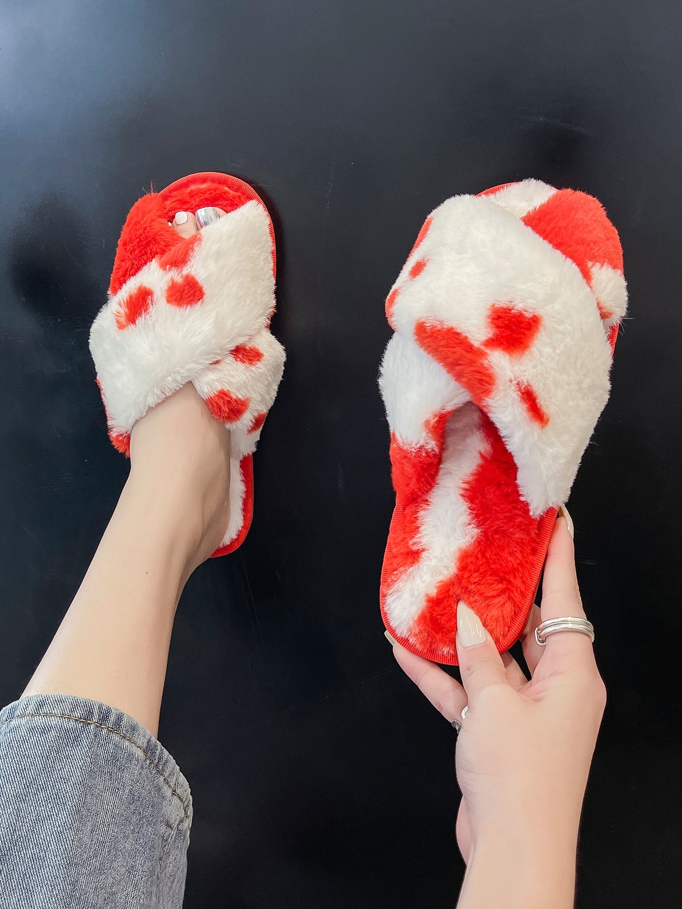 Kanwode Women's fashion slippers are anti-skid, comfortable, breathable and solid color indoor bathroom slippers are warm and winter shoes