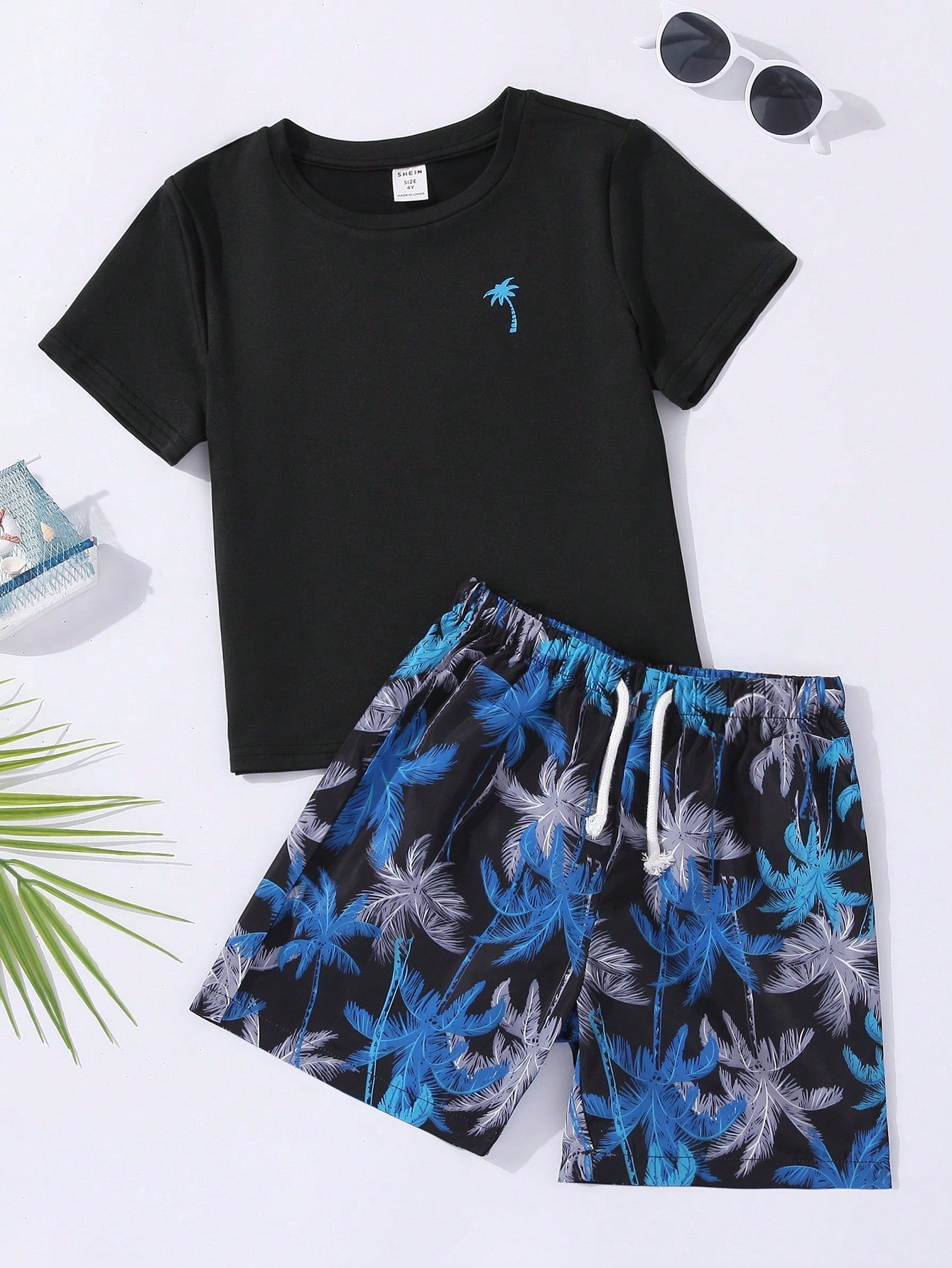 Young Boy Coconut Tree Print Tee & Drawstring Waist Shorts