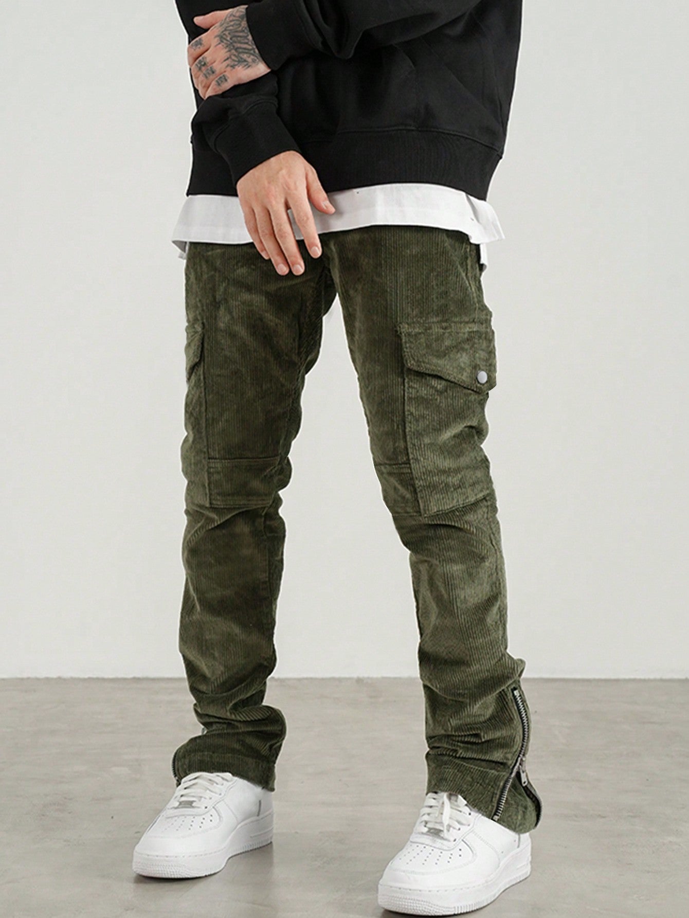 Men Flap Pocket Side Drawstring Waist Corduroy Pants