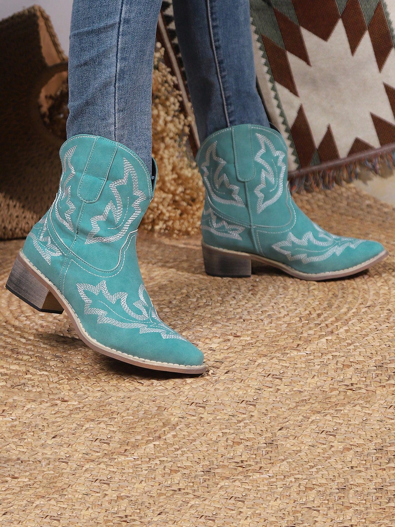 2024 New Fashion Green Women Pointed Toe Embroidered Cowgirl Boots Chunky Heel Western Ankle Boots