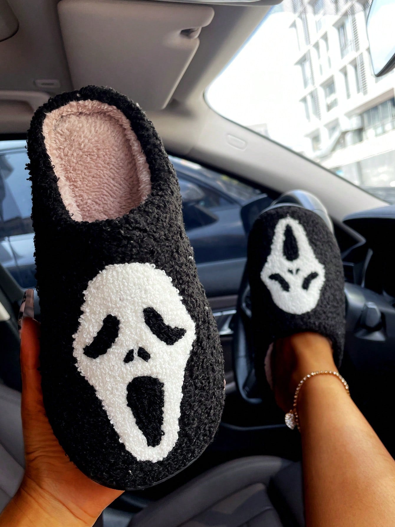 Women's Black Skull Decor Flat Indoor Slippers With Closed Toe, Winter Home Slippers