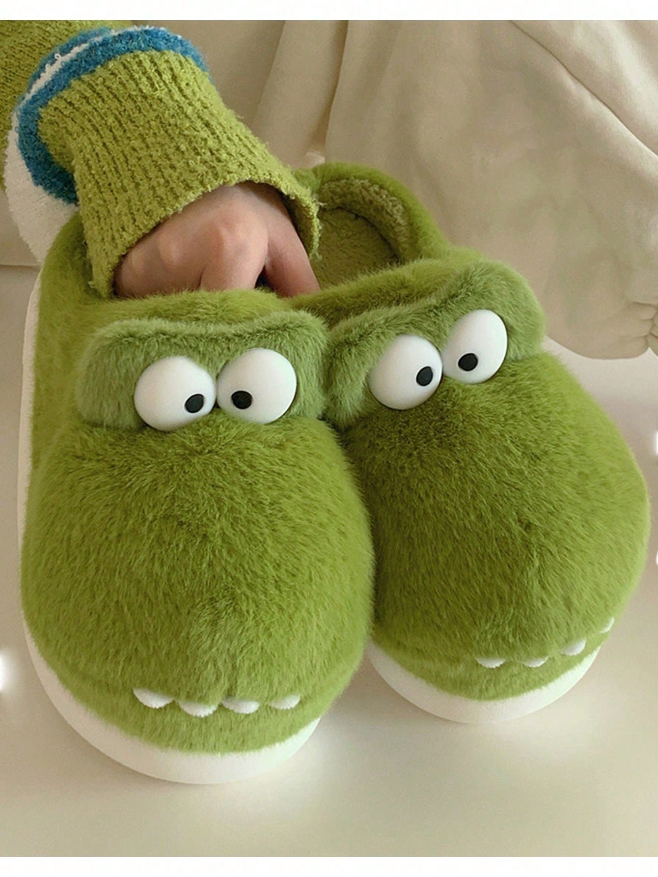 Women's Winter Cute Green Crocodile Fun 3D Animal Shaped Indoor Anti-Slip Thickened Home Slippers