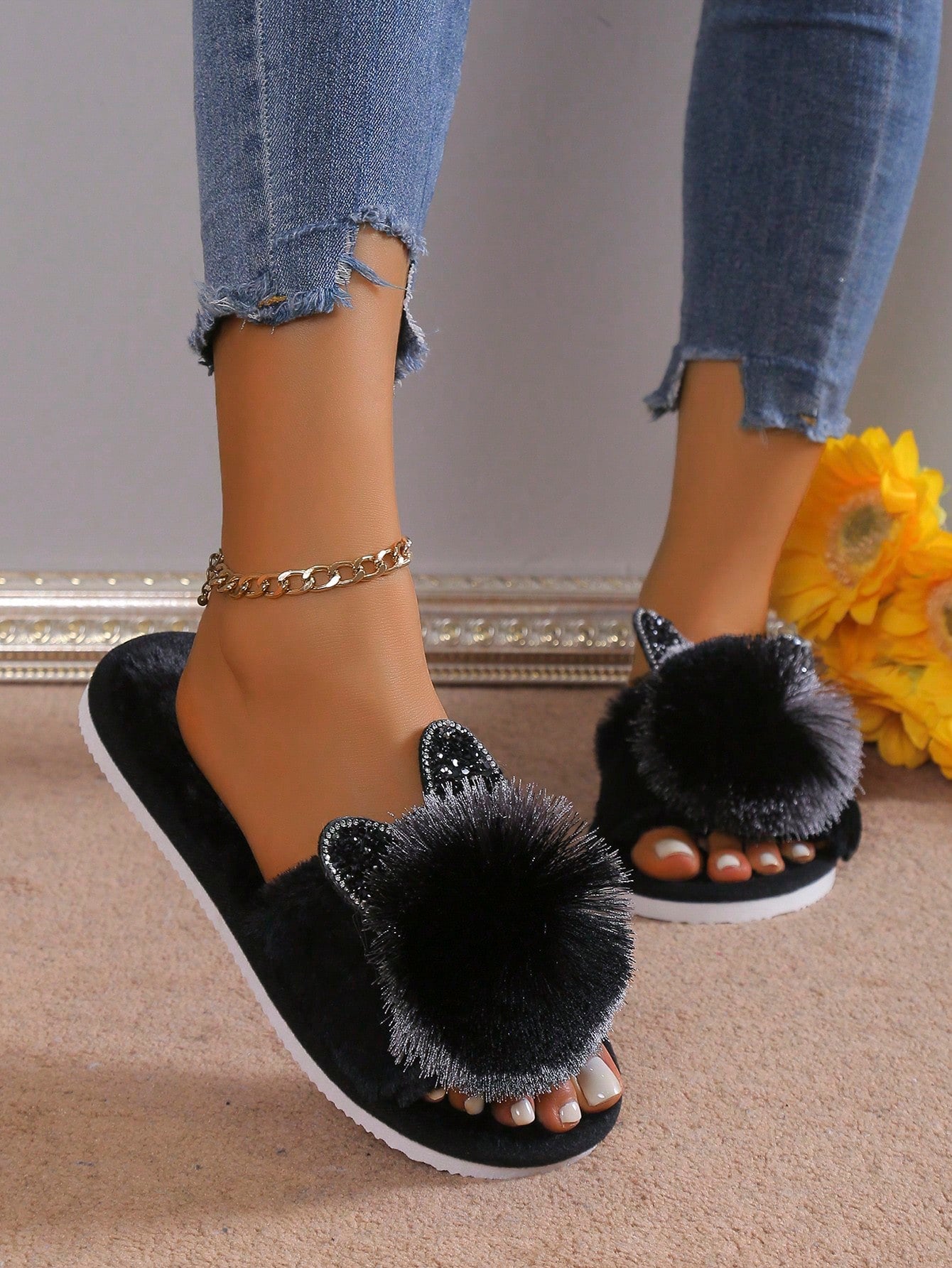 Fashionable Indoor Slippers With Furry Balls Decoration For Women