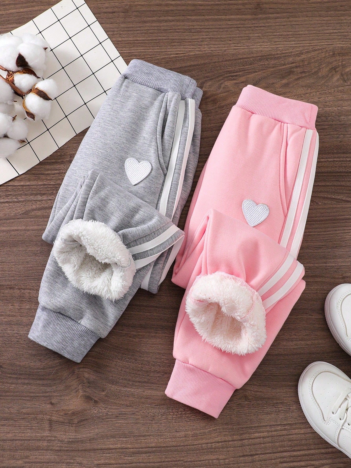 Young Girl 2pcs Heart Patched Contrast Tape Thermal Lined Sweatpants