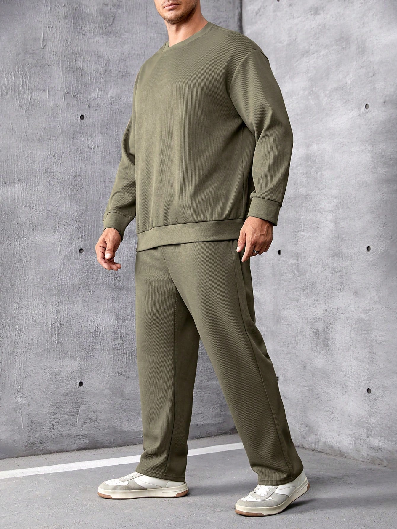 Men Plus Solid Sweatshirt & Sweatpants