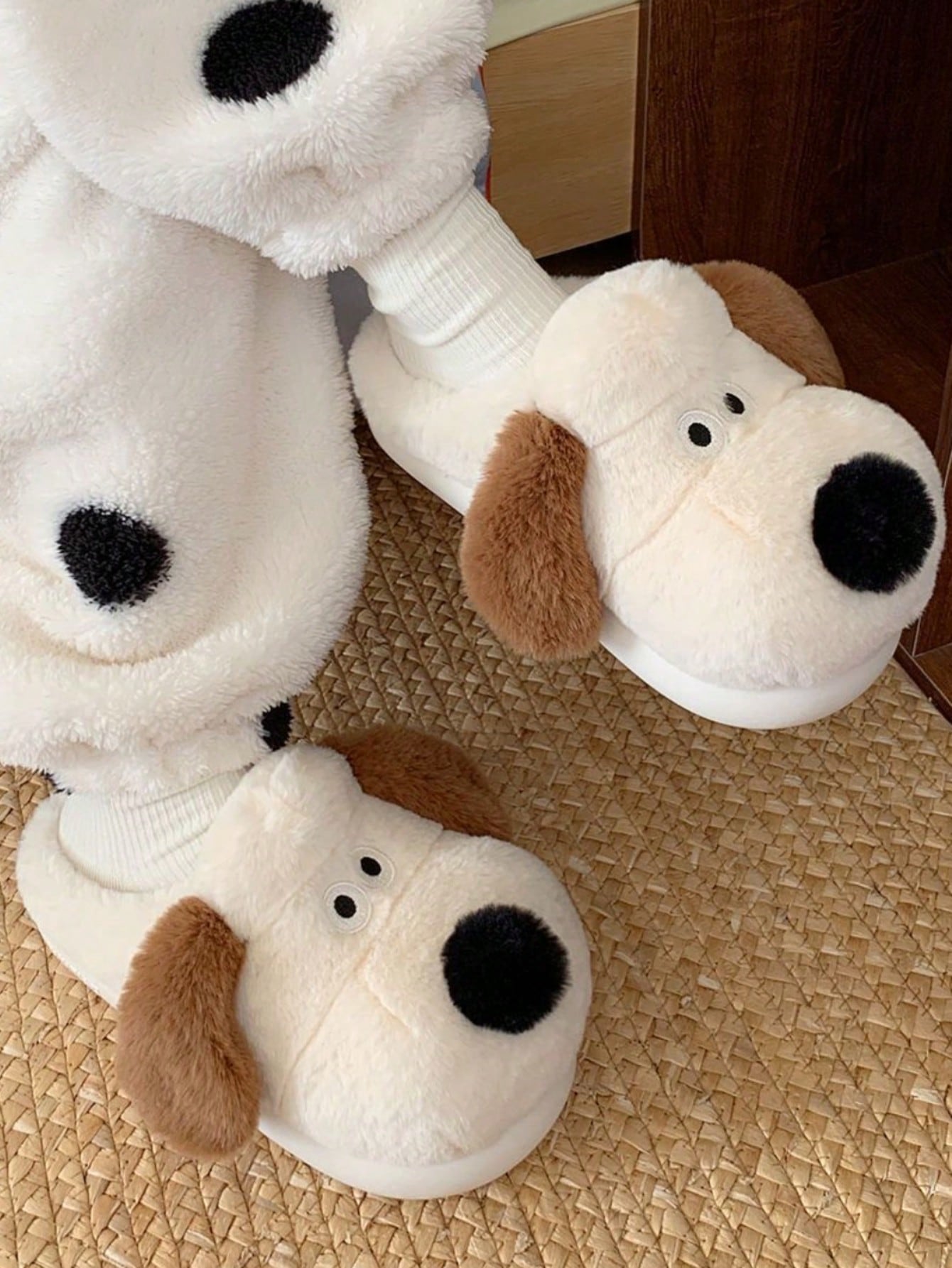 Women's Cute Winter Indoor Slippers, Thick Anti-Slip Warm Plush Slippers With 3D Dog Shaped Design In Light Beige