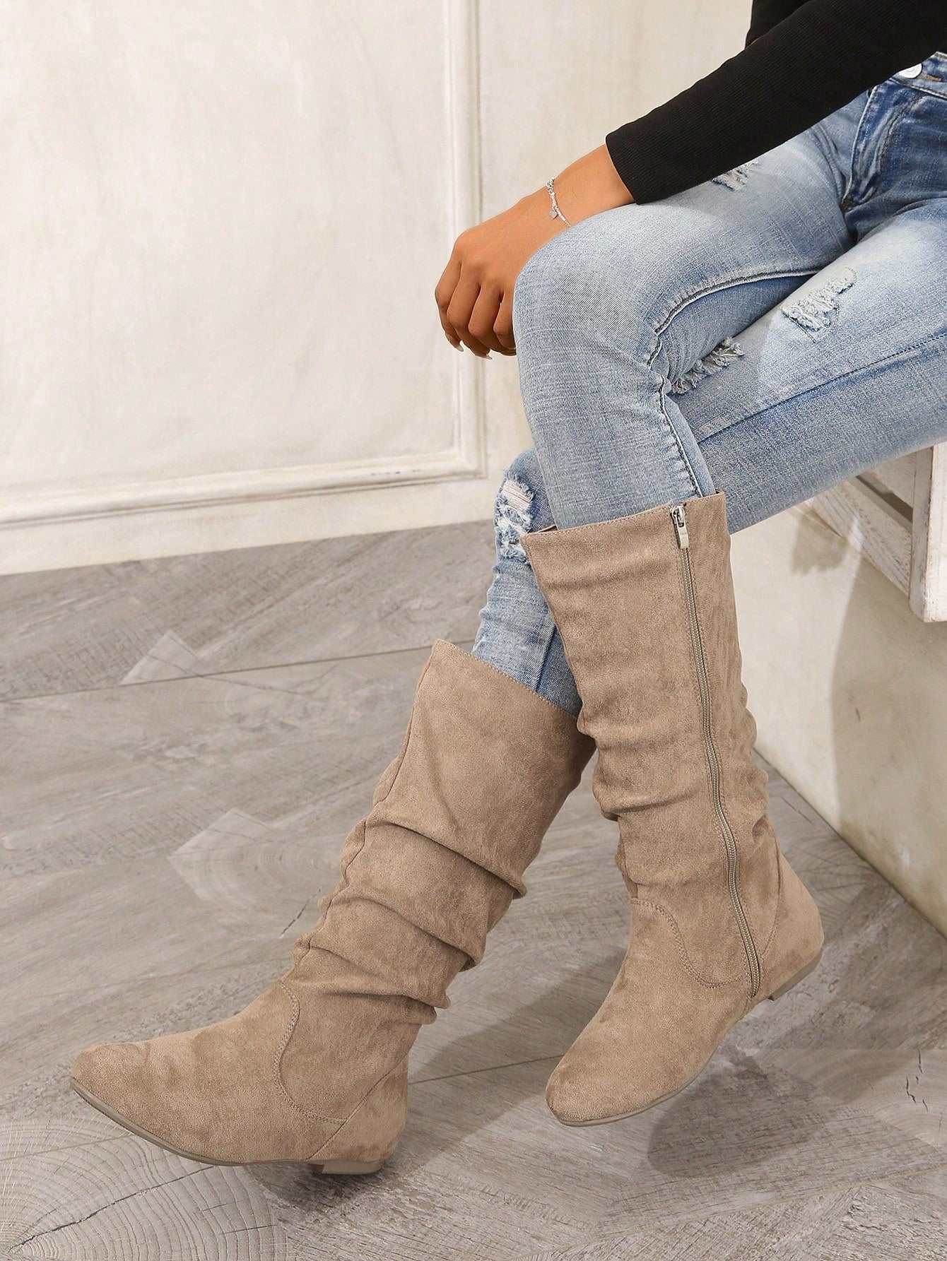 Camel Color Pleated Wrinkle Design Flat Boots With Side Zipper, Round Toe And Comfortable Casual Style, Suitable For Fall And Winter Daily Commute Fashion